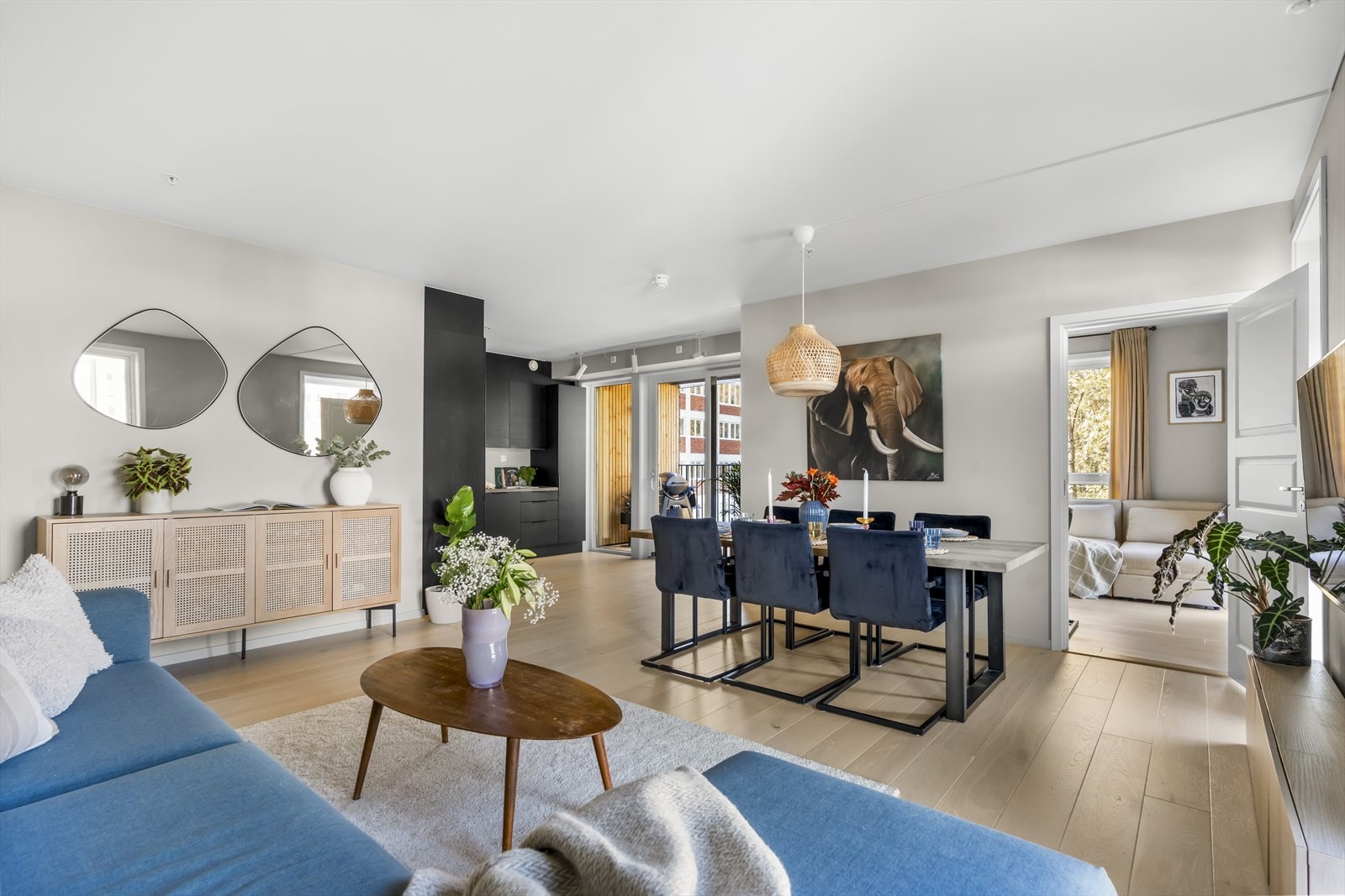 Den åpne stue-kjøkkenløsningen er perfekt for deg som liker å kokkelere på kjøkkenet, samtidig som du kan være sosial med familie og venner. Galleribilde