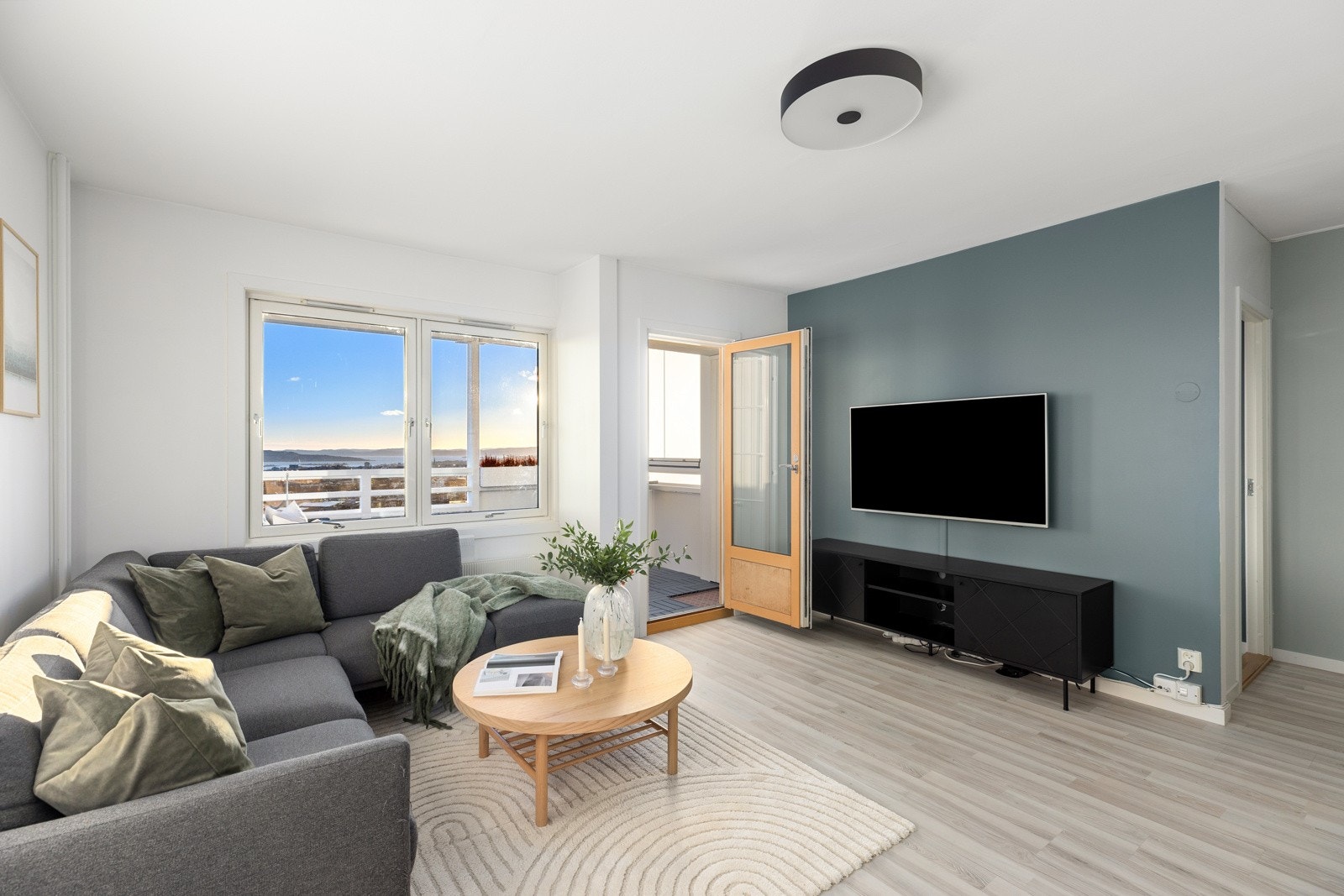 Det er laminat på gulv og moderne fargevalg på overflatene. Galleribilde