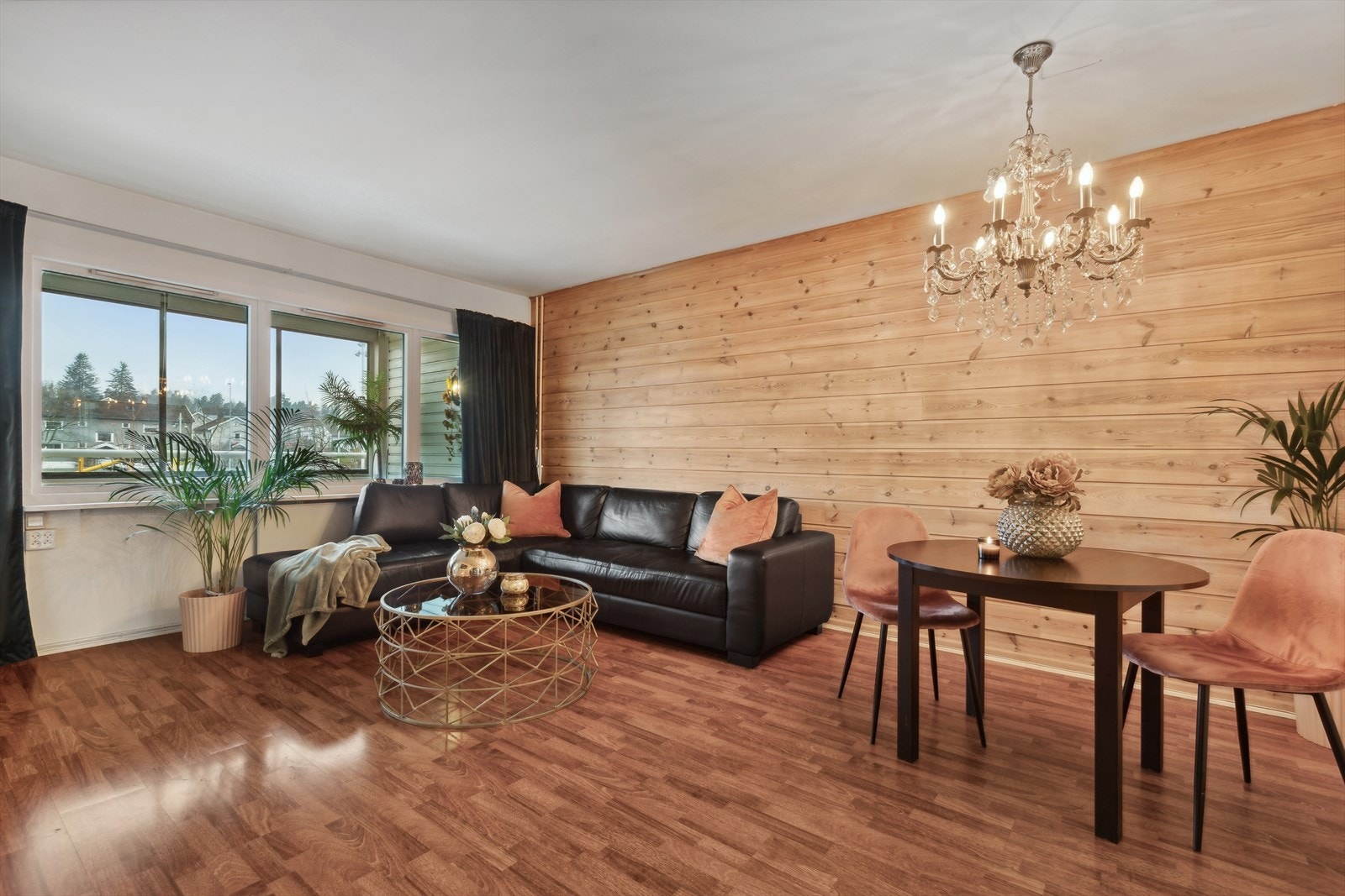 Stuen har plass til flere møbleringsmuligheter for å skape den stuen du selv ønsker. Galleribilde