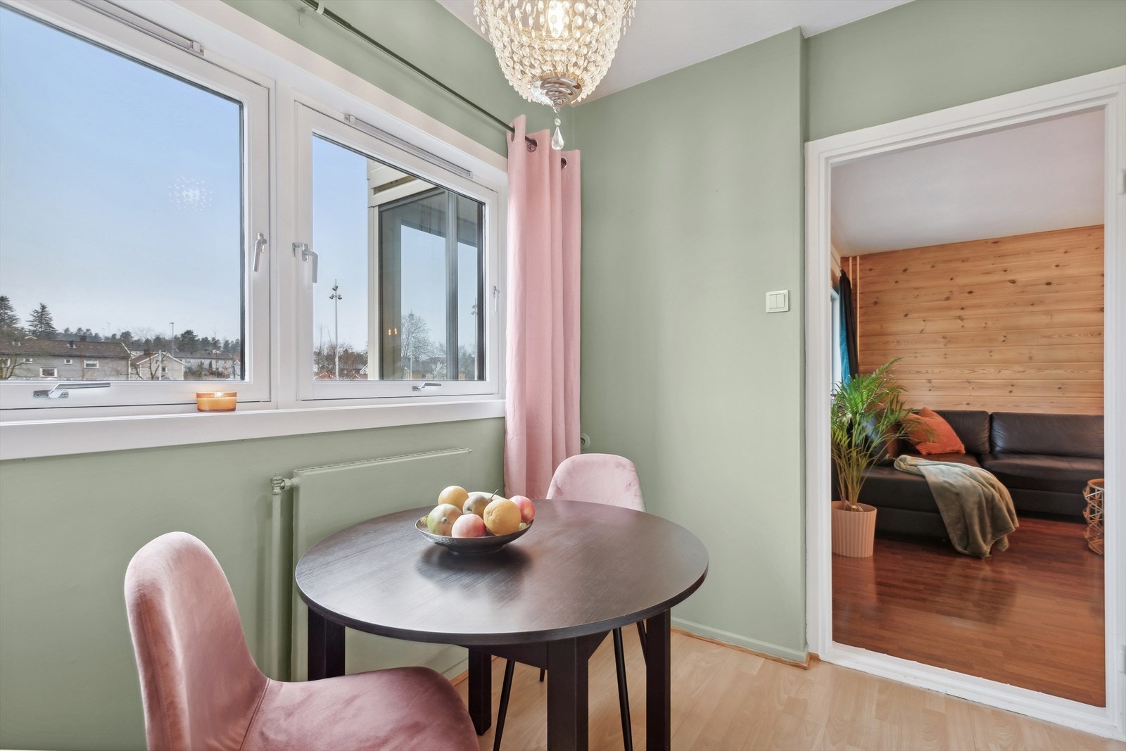 Spisebord kan enkelt plasseres ved vinduet - her kan gode måltider nytes. Galleribilde