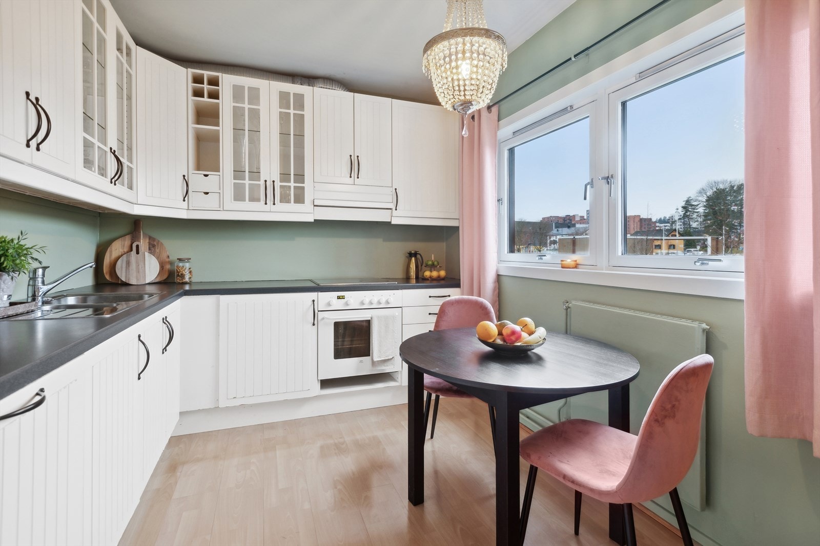 Innredningen er profilert og laminert benkeplate. Galleribilde