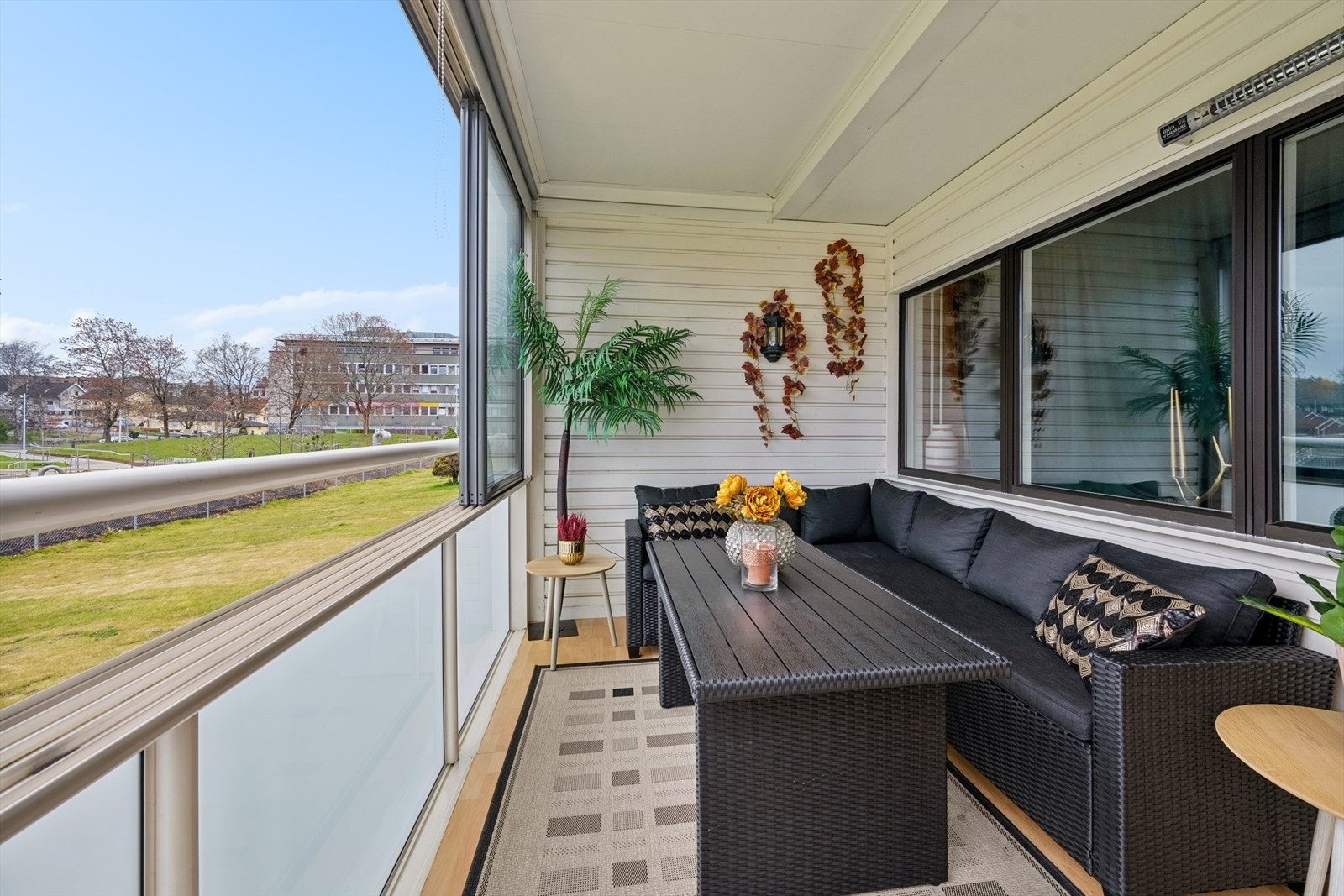 Her er det god plass til hagemøbler og kan fort bli en forlengelse av stuen. Galleribilde