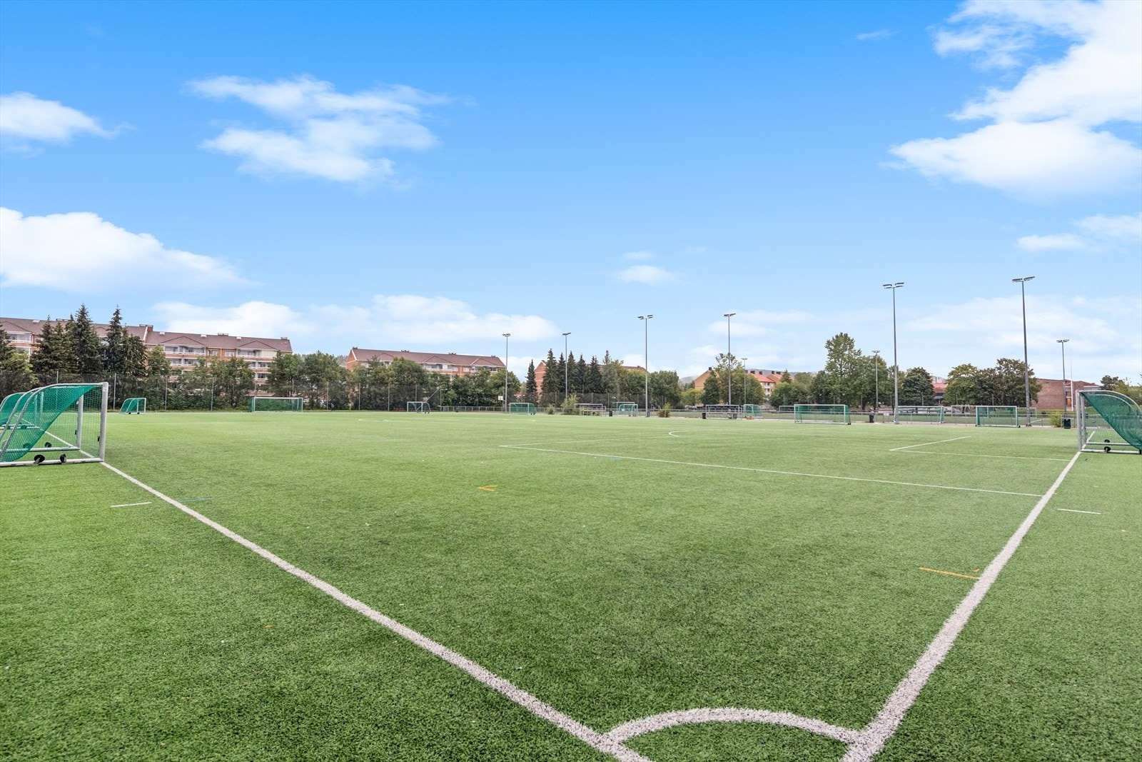 Kalbakken kunstgressbane ligger kun en steinkast unna boligen Galleribilde