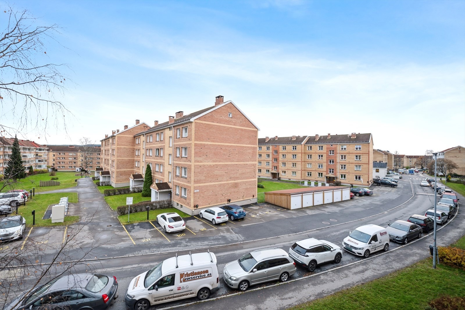 Utsikt fra balkong mot Christoffer Hellums vei og borettslaget Galleribilde