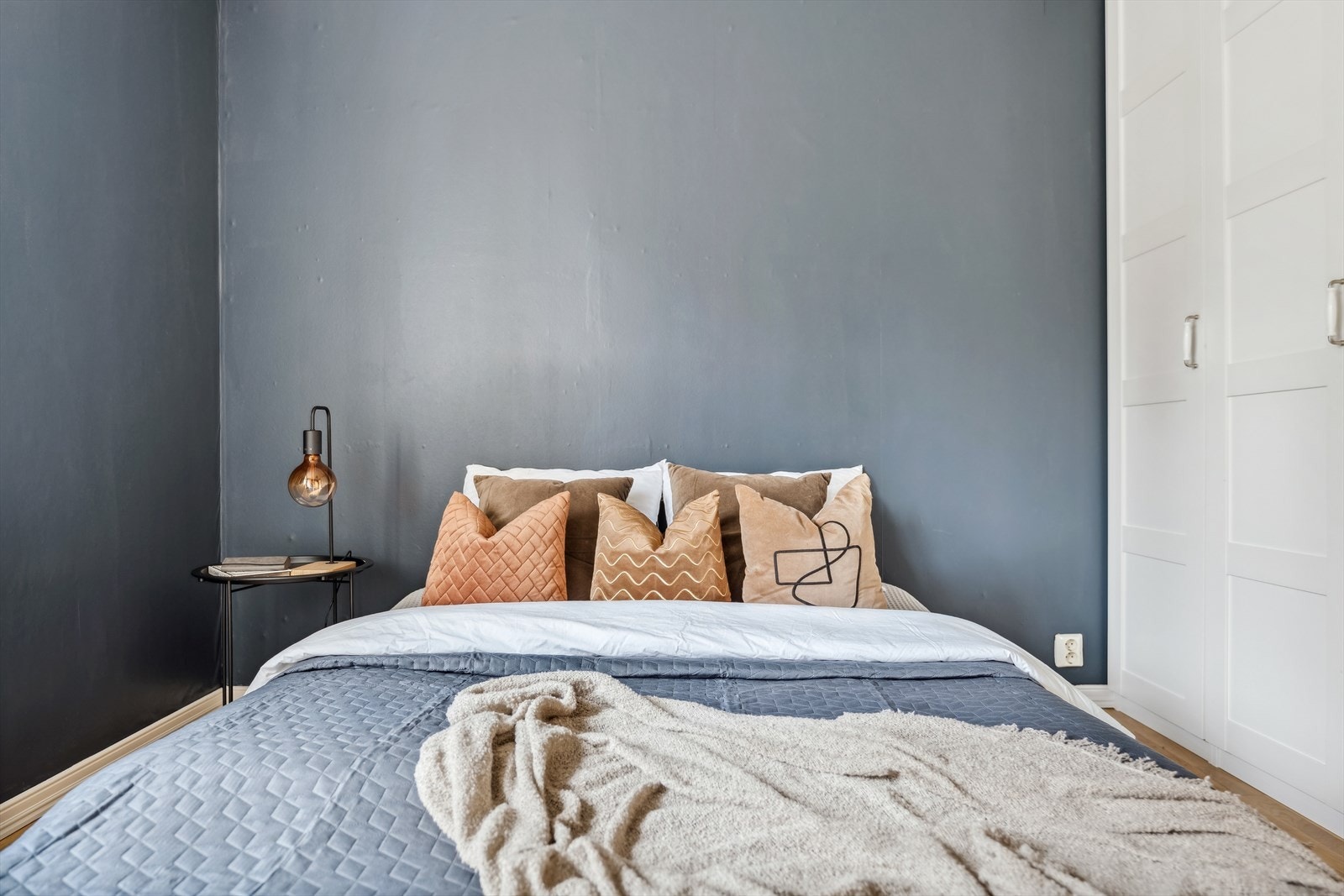 Stort garderobeskap medfølger boligen. Veggene ble nylig malt. Galleribilde