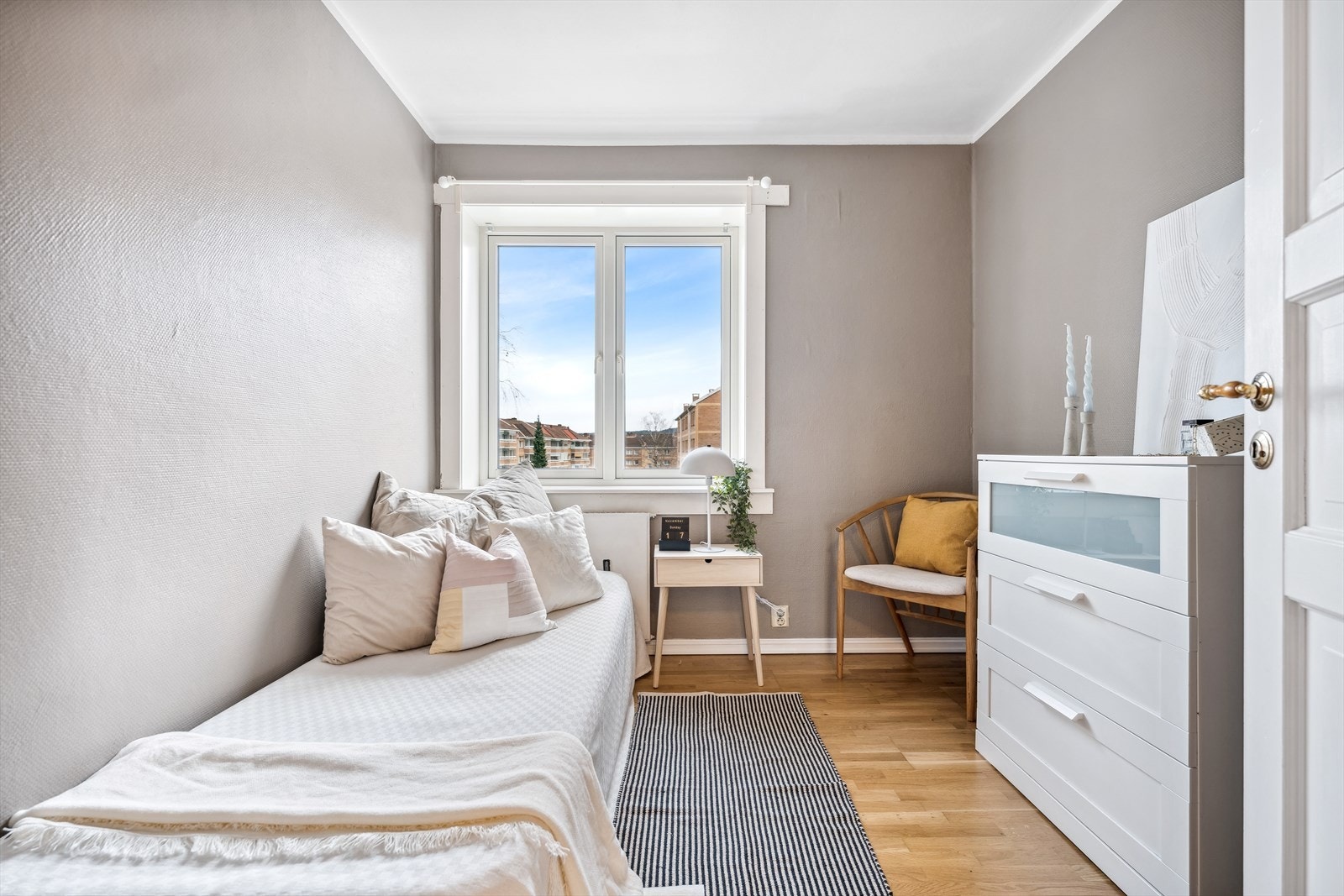 Soverom nr. 2 med adkomst fra gang Galleribilde