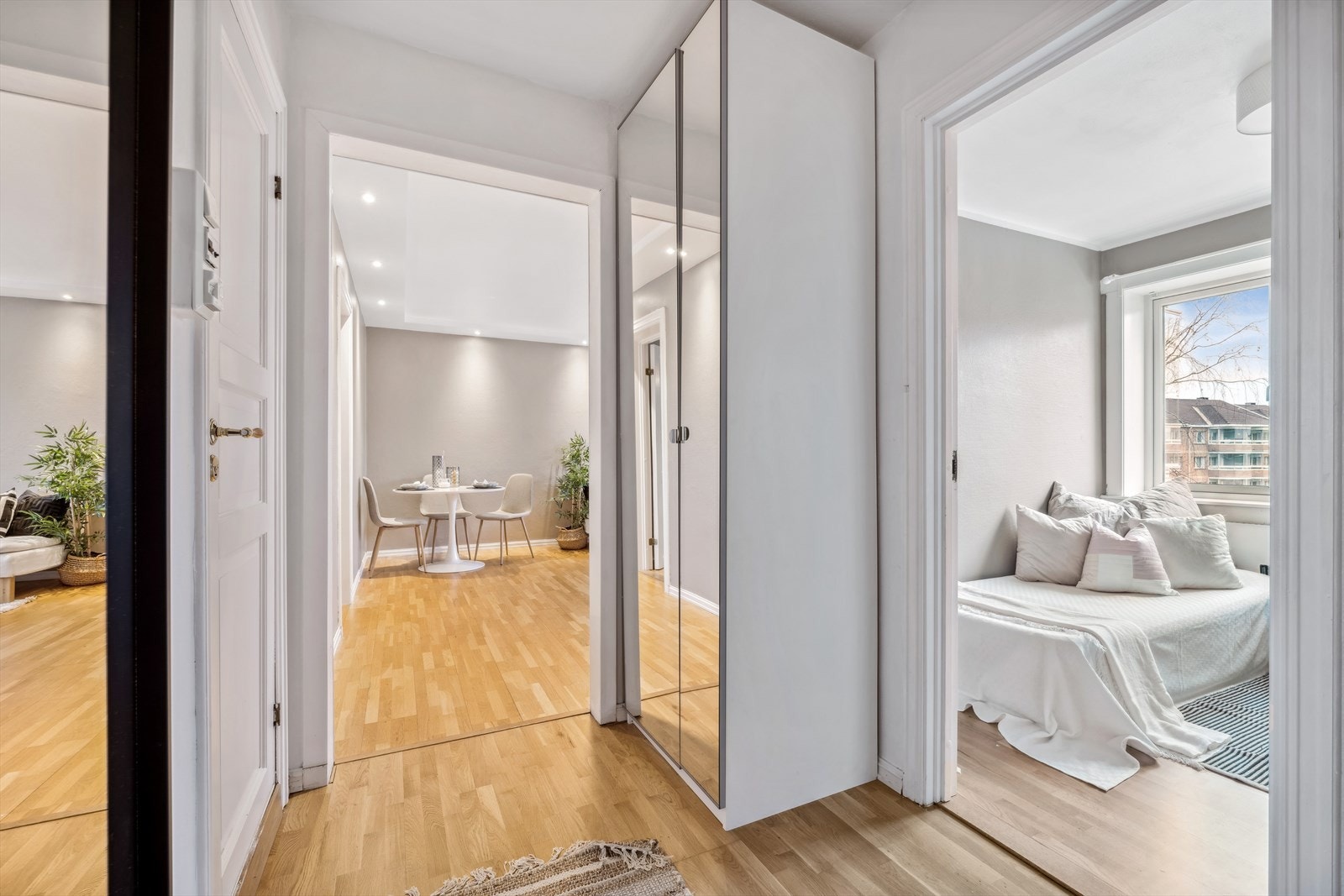 Praktisk og romslig gang med garderobeskap Galleribilde