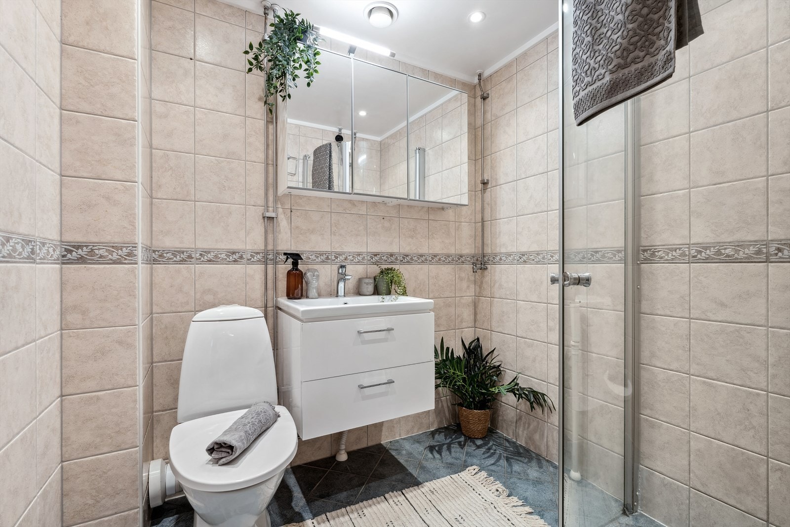 Pent, flislagt baderom med opplegg for vaskemaskin Galleribilde