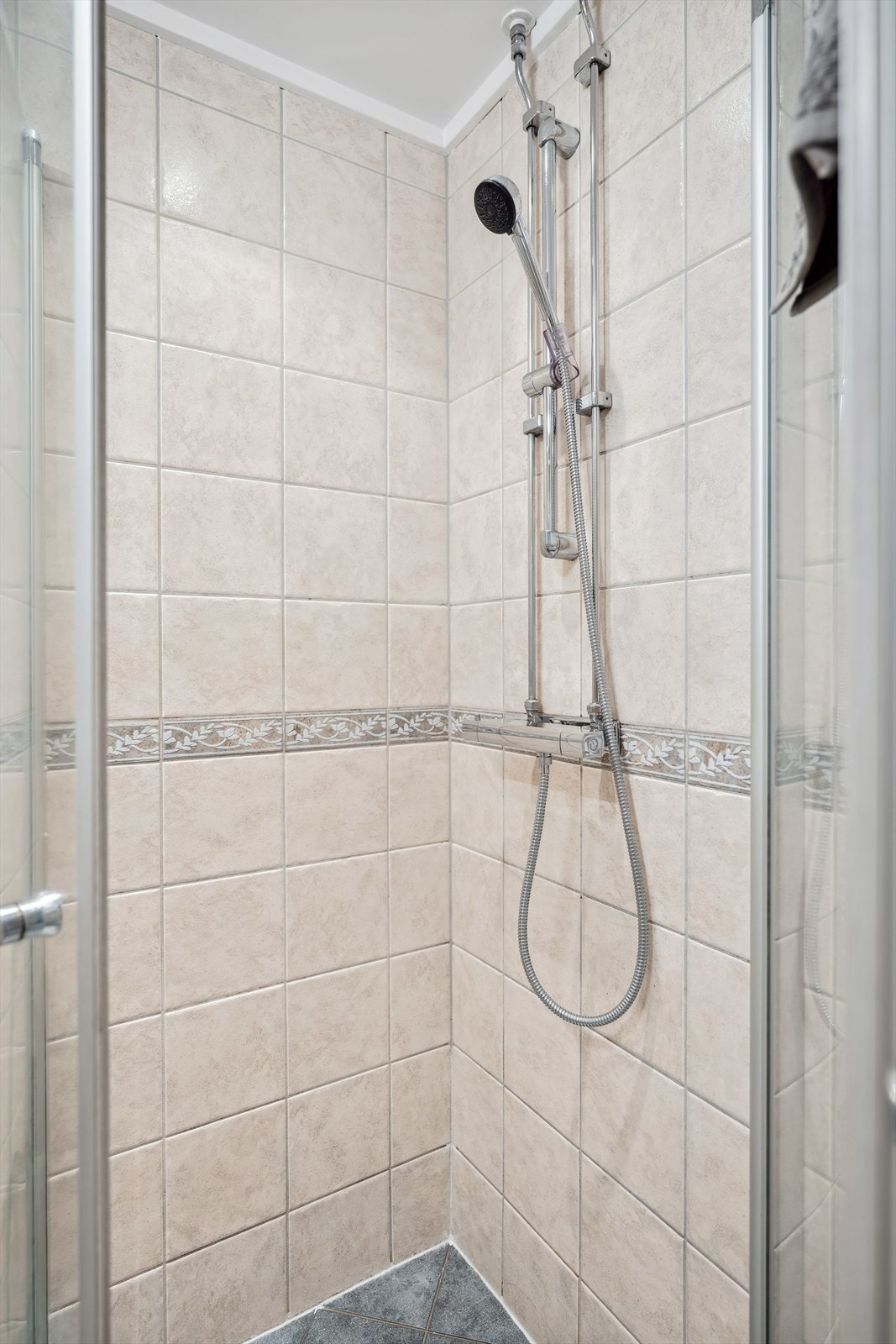 Stort dusjhjørne. Det er også varmekabler i gulvet. Galleribilde