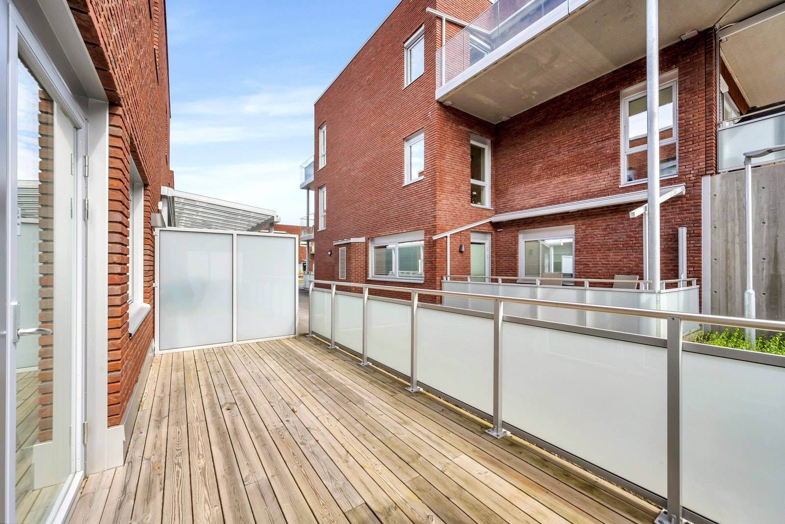 Fra stuen er det utgang til en romslig terrasse på 16 kvm Galleribilde