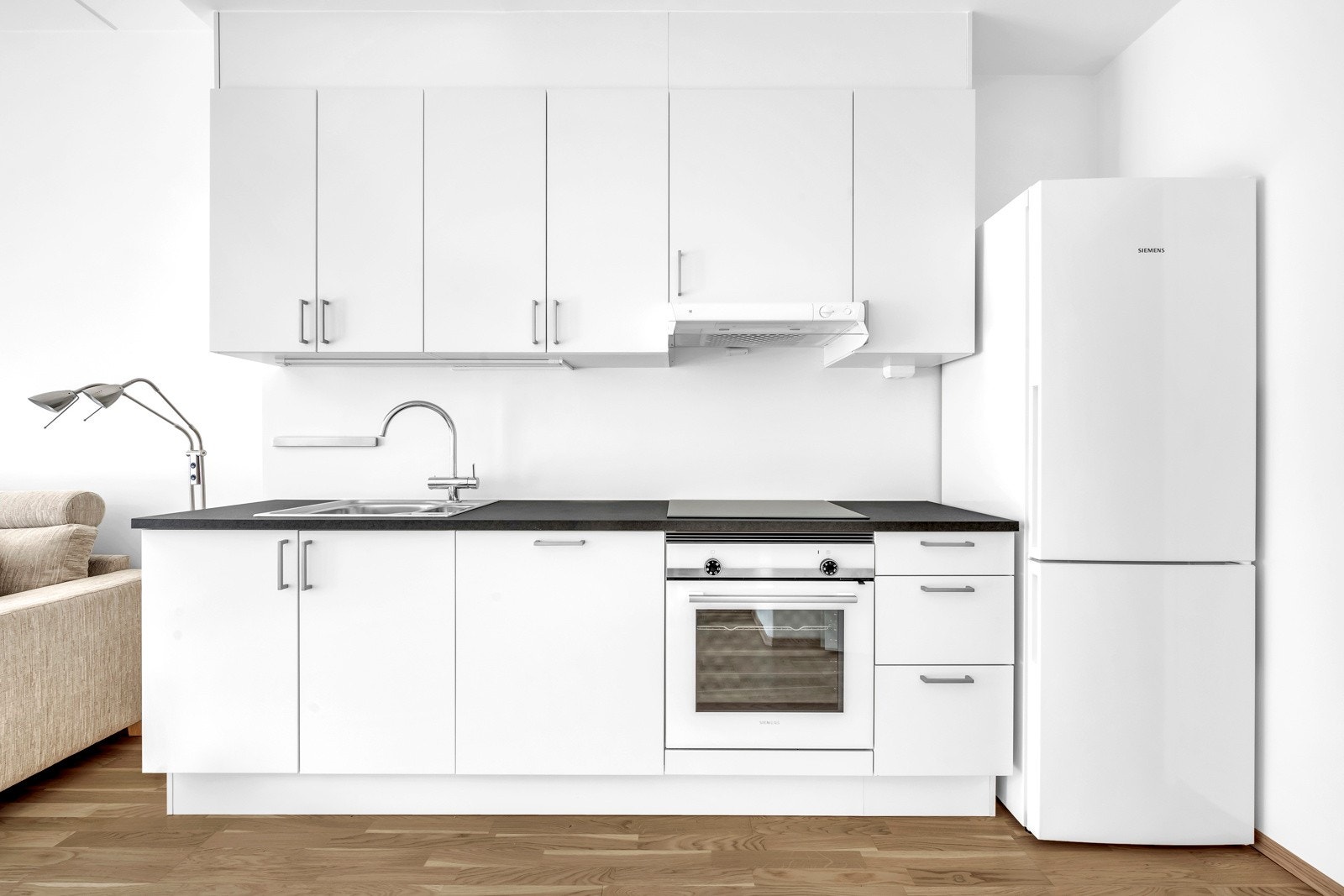 Kjøkkeninnredning med hvite slette fronter fra byggeår. Alle hvitvarer på kjøkkenet medfølger Galleribilde