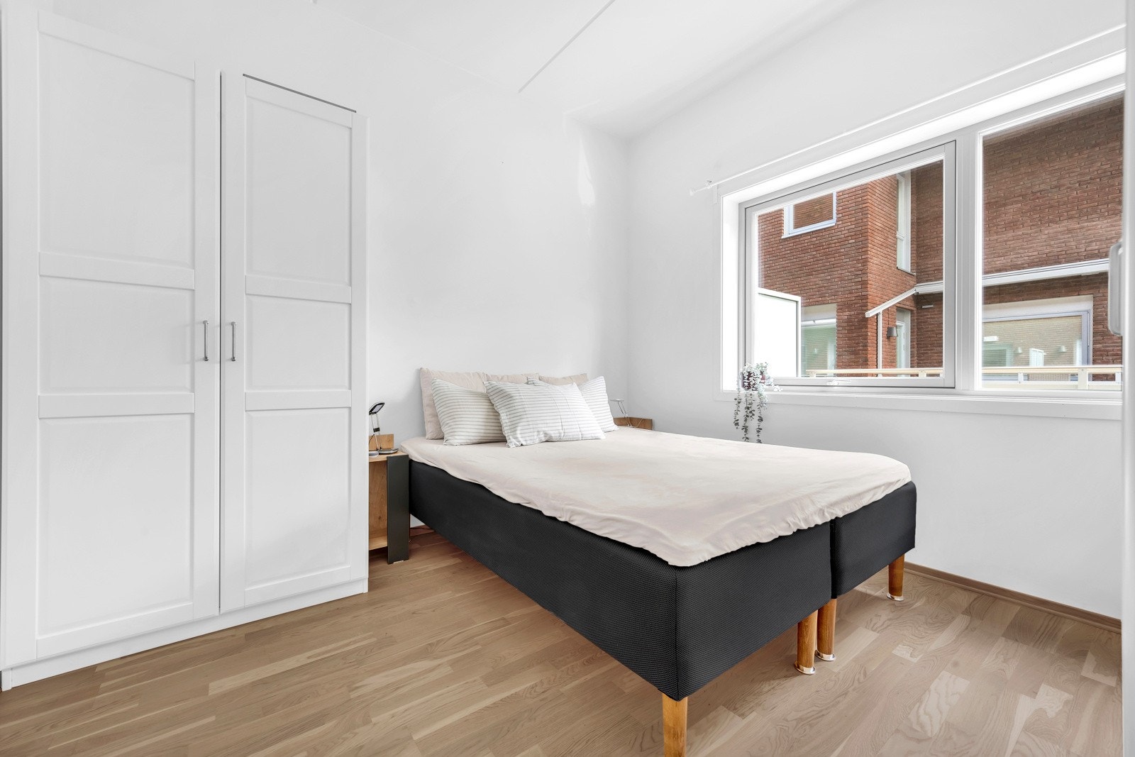 Romslig soverom med plass til dobbeltseng Galleribilde