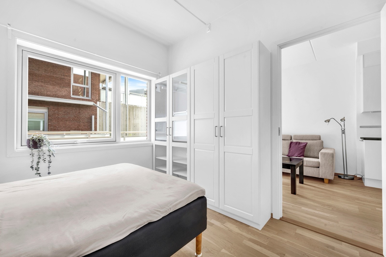 Det er plass til flere romslige garderobeløsninger på soverommet Galleribilde