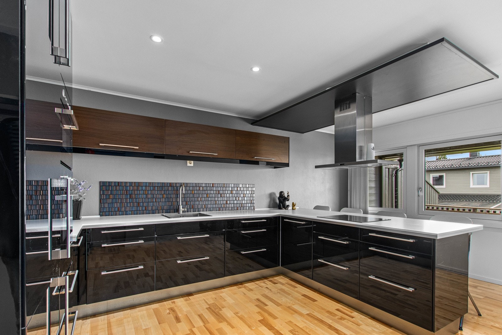 Kjøkken med integrert kjøl/fryseskap, mikroovn, stekeovn, oppvaskmaskin og platetopp på kjøkken. Galleribilde