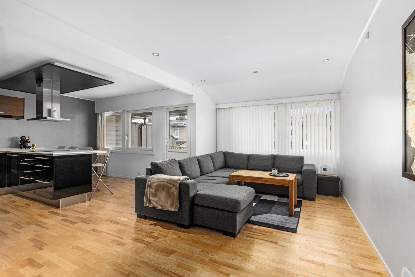 Velkommen til Kalvmyra 18 - pent oppusset leilighet med varmt vann, kabeltv og internett inkludert i felleskostnadene. Galleribilde