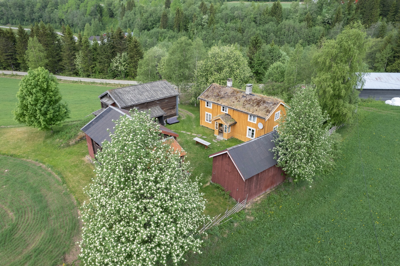Dronebilde av gårdstunet. Galleribilde