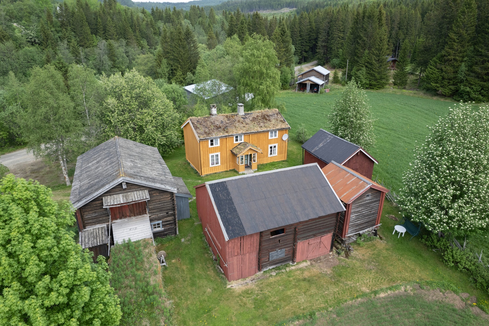 Dronebilde av gårdstunet. Galleribilde