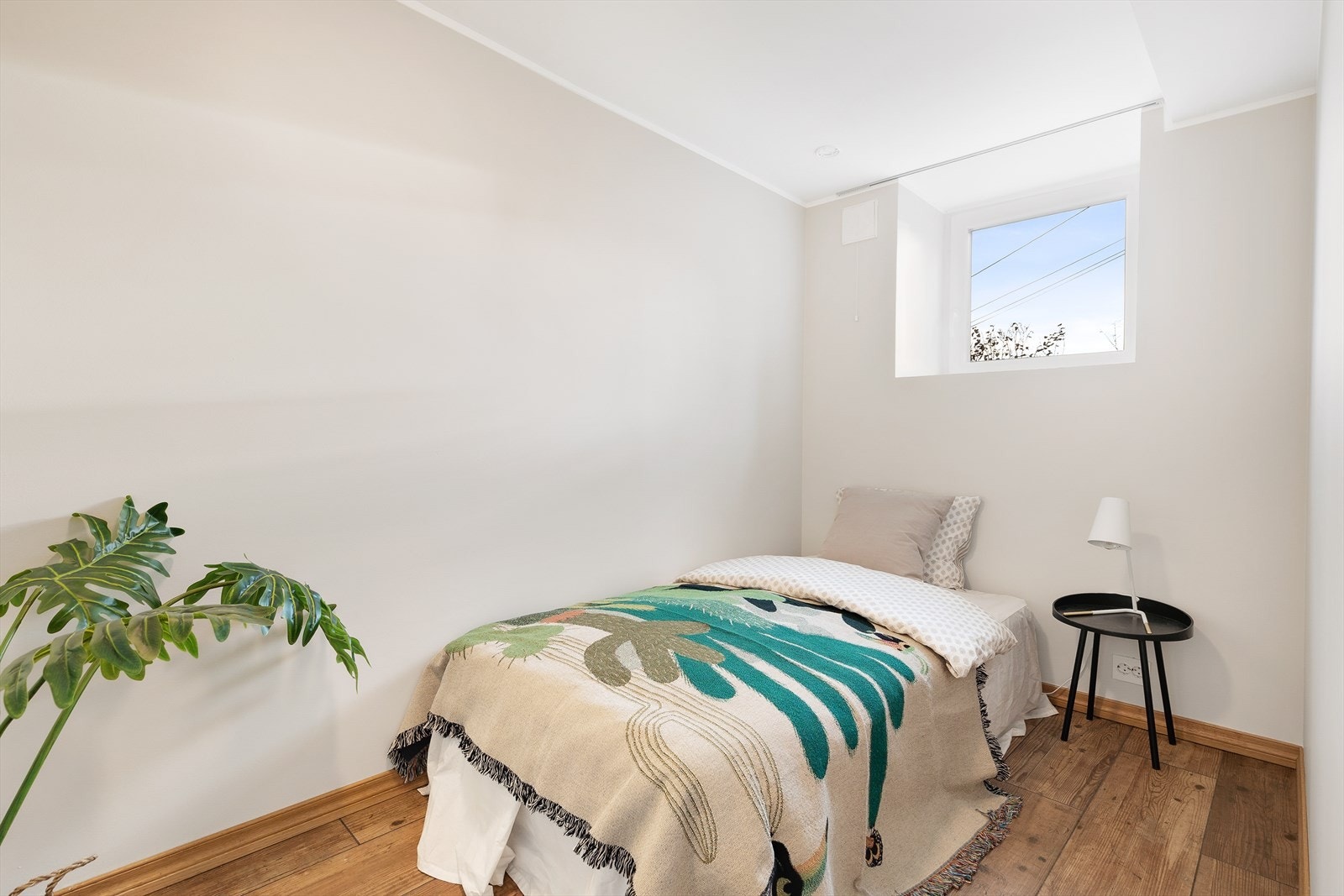 Det andre soverommet i kjelleren er perfekt som kontor eller barnerom. Galleribilde