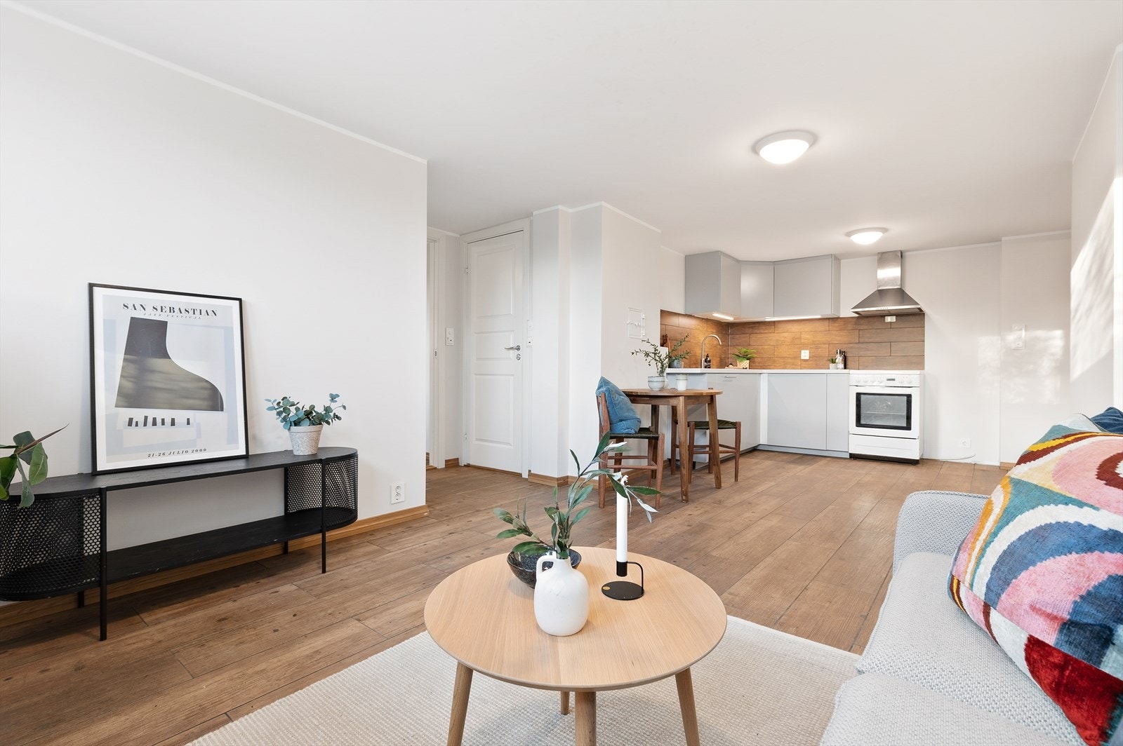 Her er det åpen løsning mellom stue og kjøkken. Galleribilde