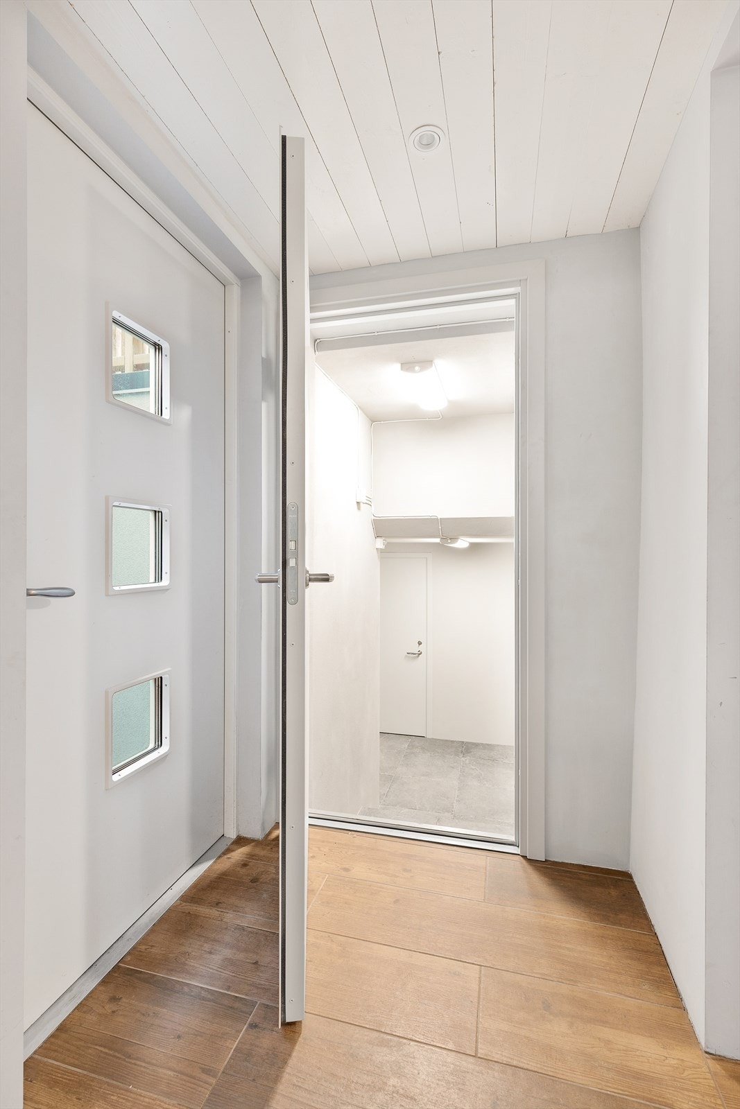 Egen entré til kjelleretasjen, herfra har du også dør videre til garsjene. Galleribilde