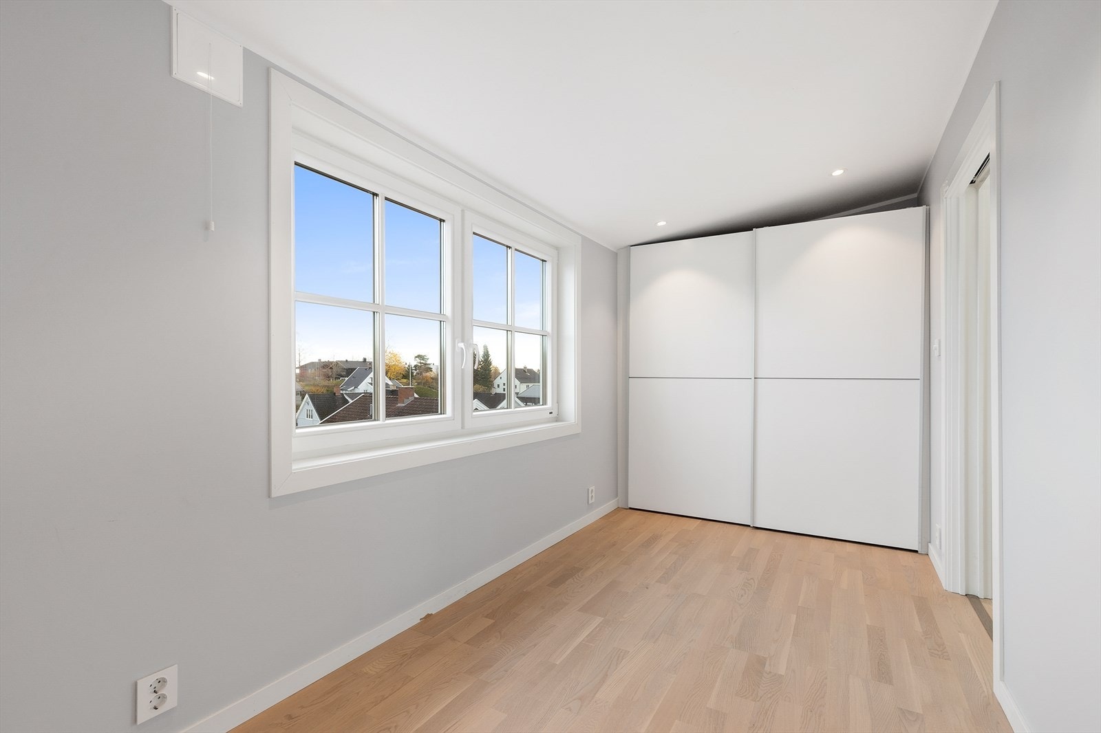 Vider innover er det walk-in-closet med plass for smarte garderobeløsninger. Galleribilde