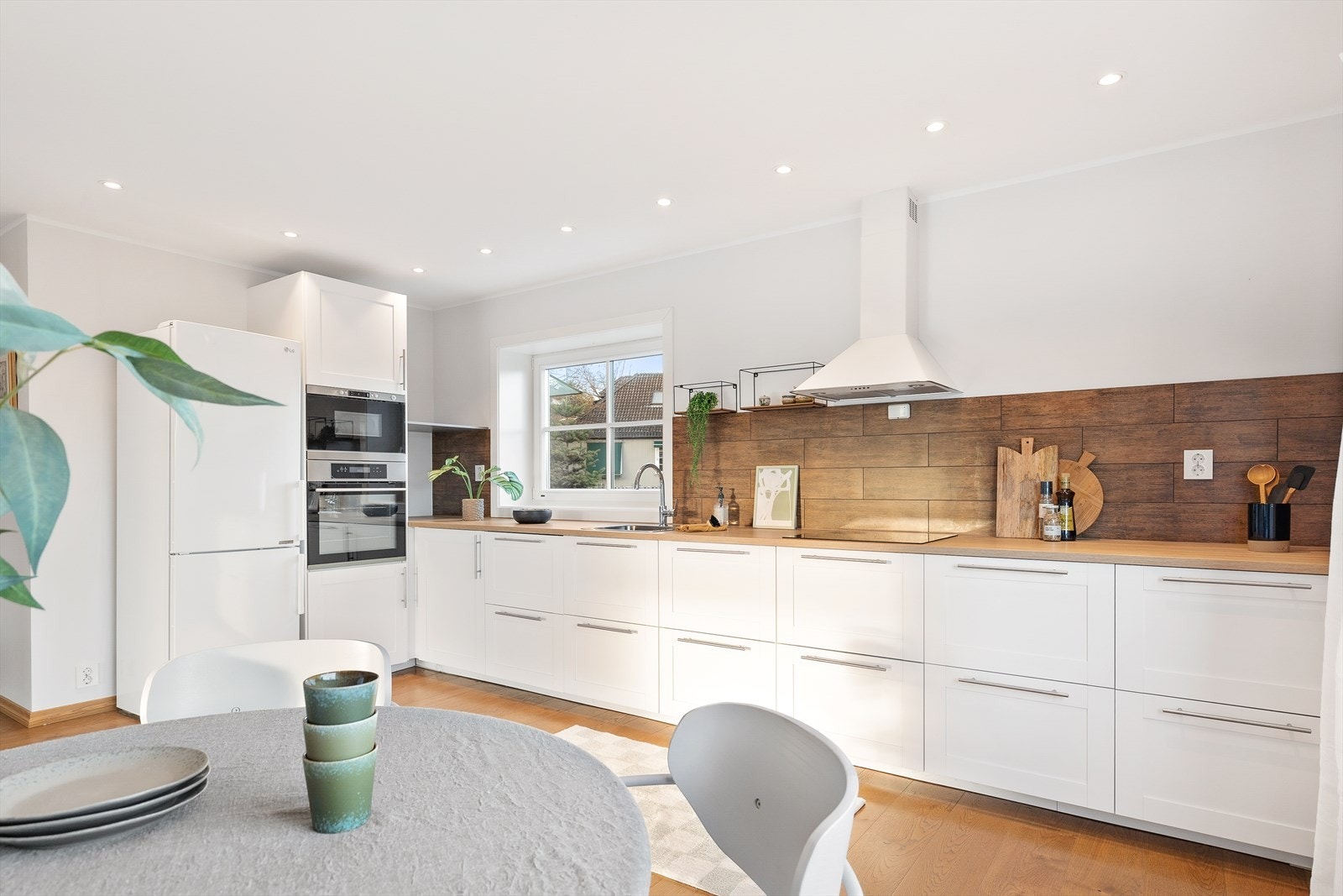 På kjøkkenet har du god plass til spisebord med stoler. Galleribilde