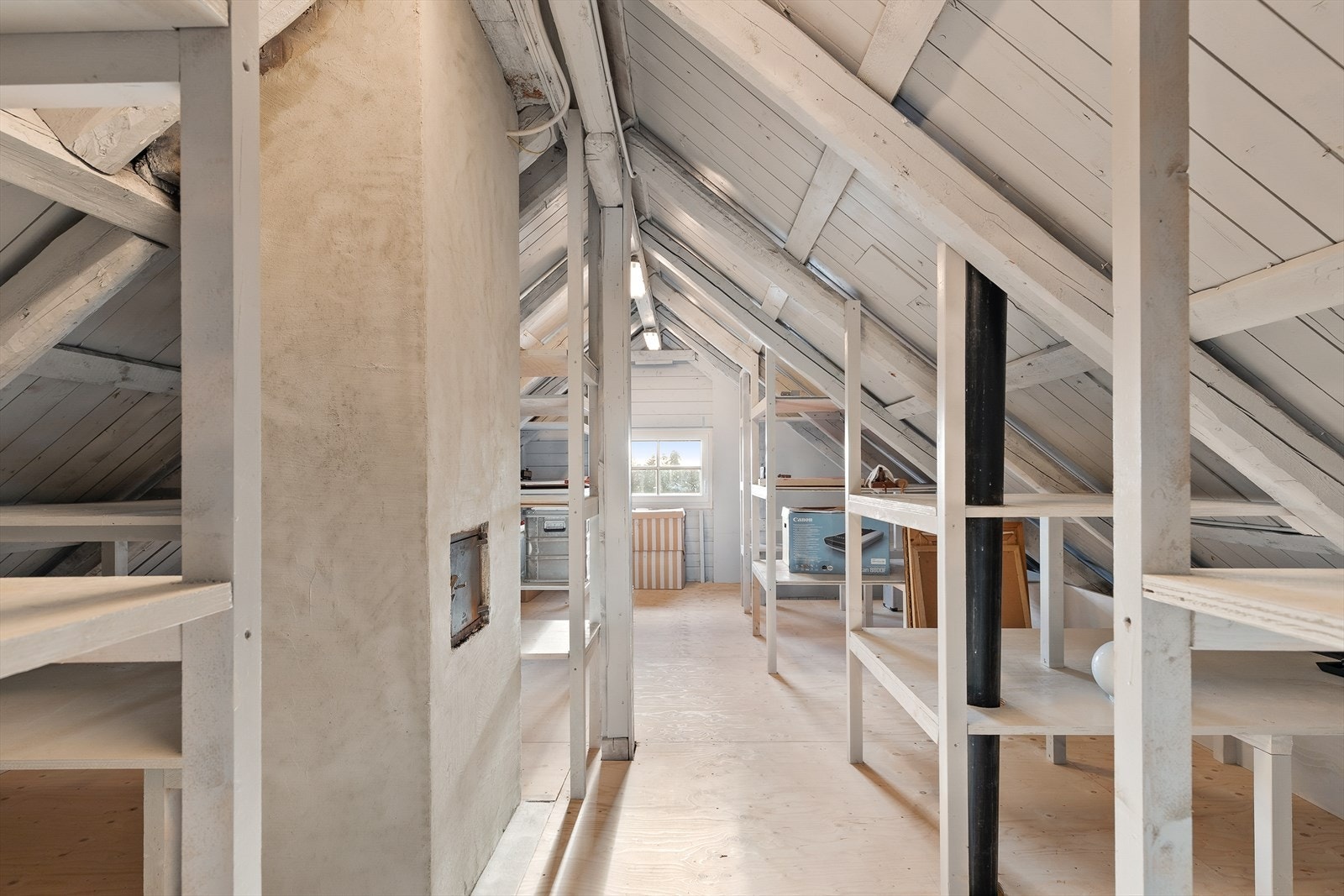 På resten av loftet er det supre oppbevaringsmuligheter, eller utvidelsesmuligheter. Galleribilde