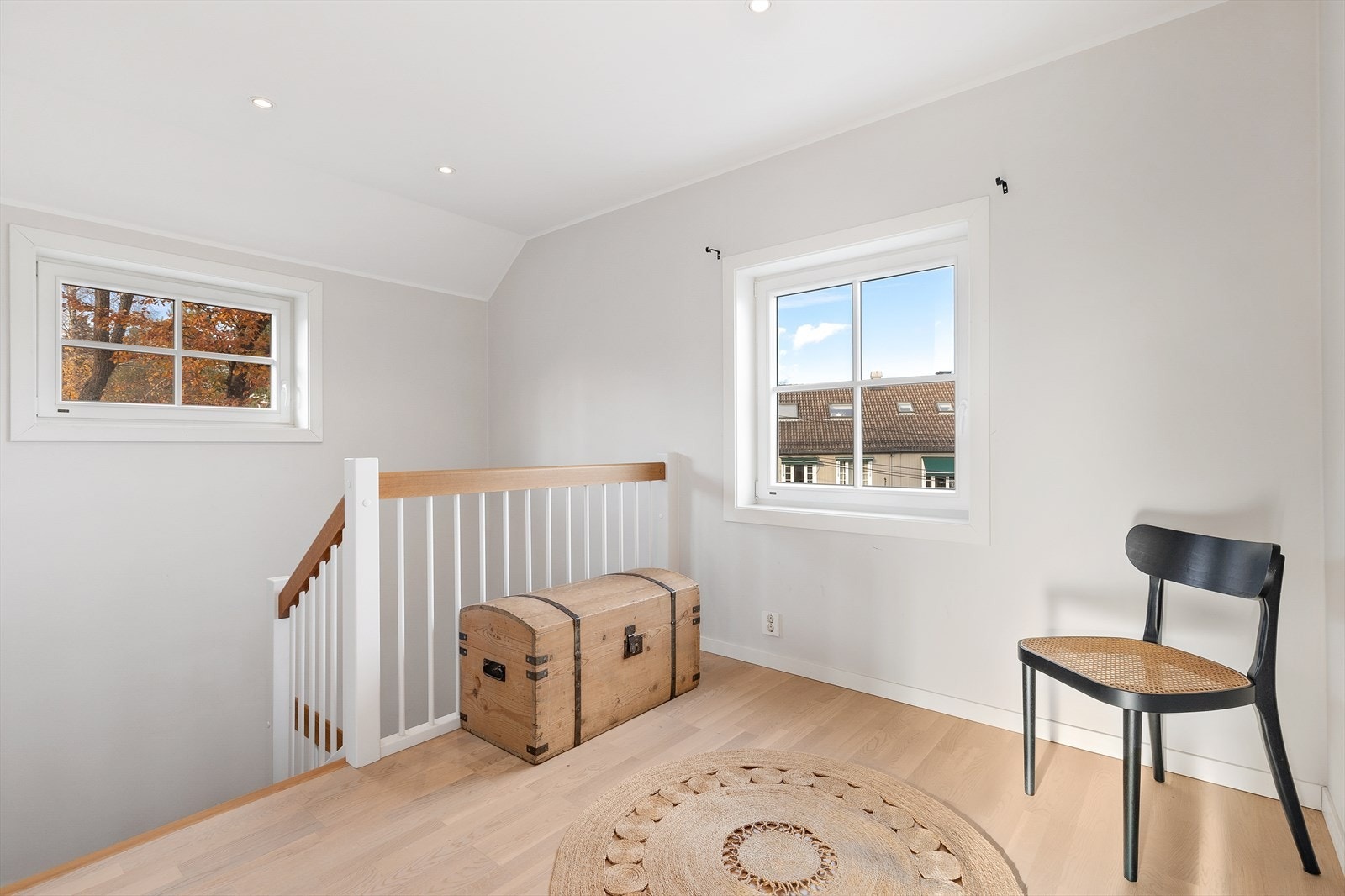 Opp trappen kommer du til en lys og innbydende gang. Galleribilde