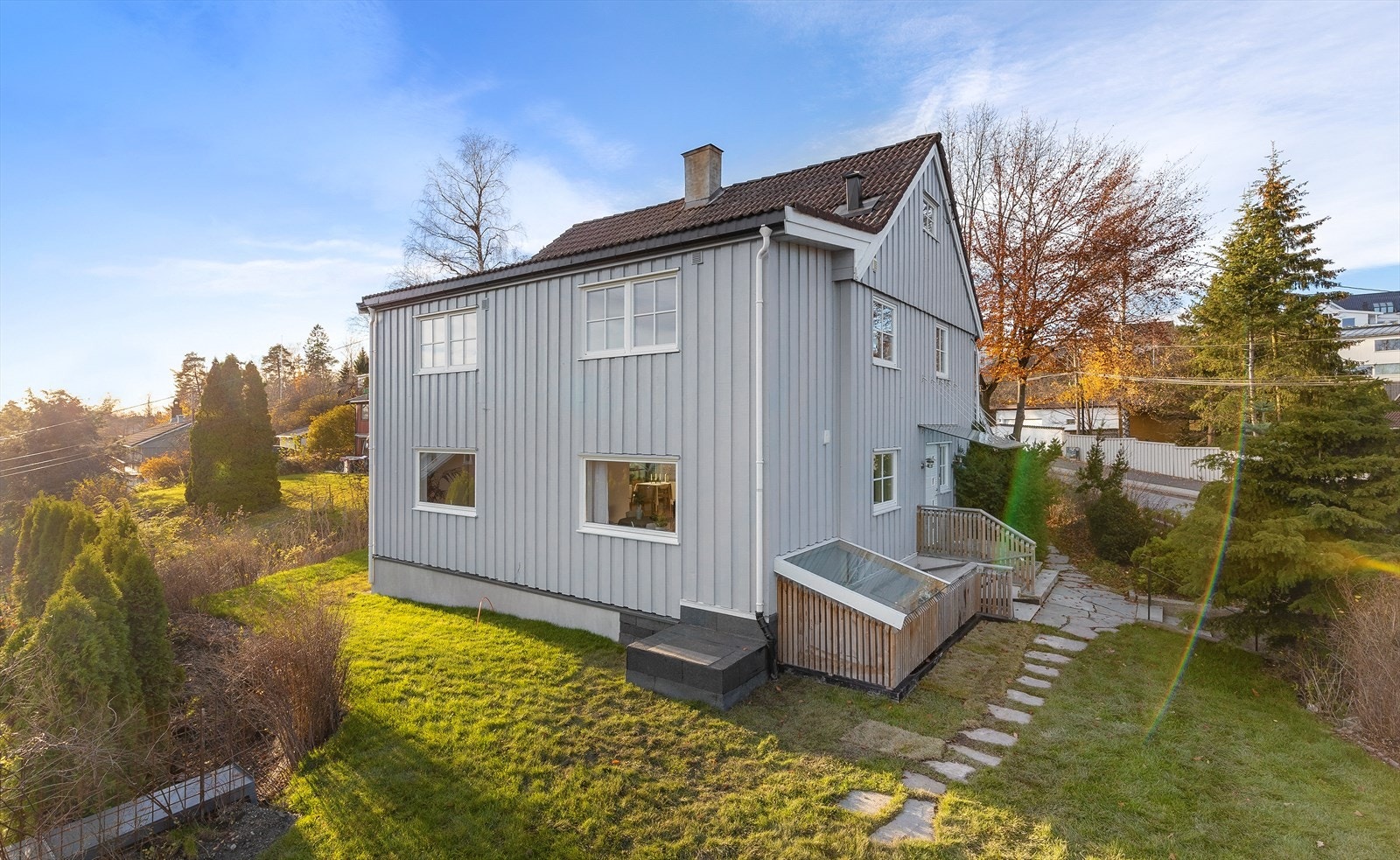 Velholdt hage med stier og busker. Galleribilde
