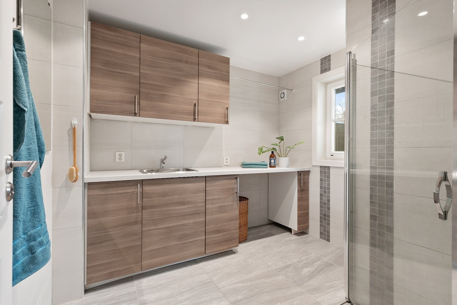 På vaskerommet har god oppbevaringsplass. Galleribilde