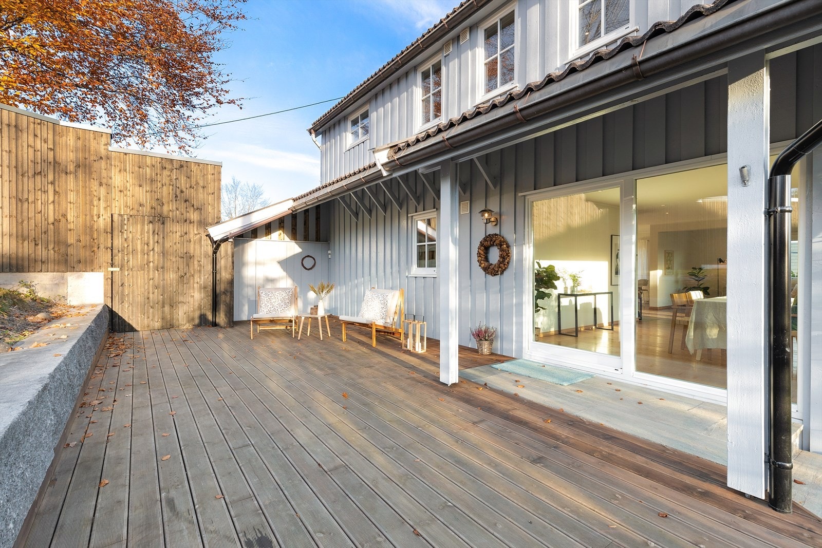 Terrassen blir som en forlengelse av stuen på sommerhalvåret. Galleribilde