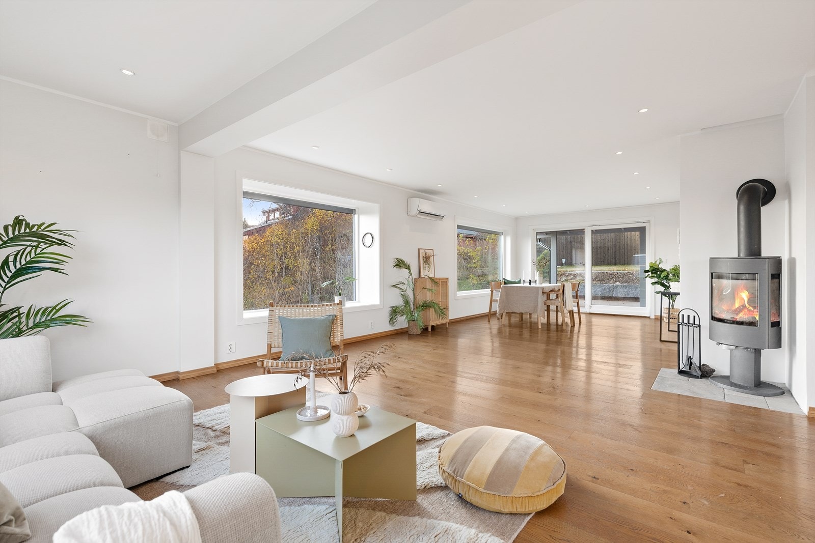 I stuen er det peis og varmepumpe, som begge varmer godt. Galleribilde