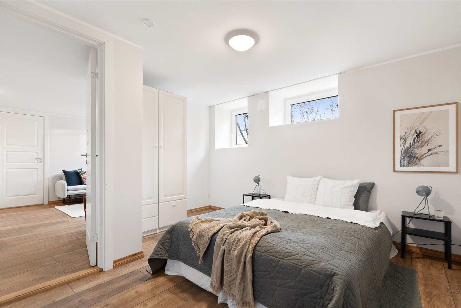 På det største soverommet i kjelleren har du god plass til dobbeltseng med nattbord på hver side. Galleribilde