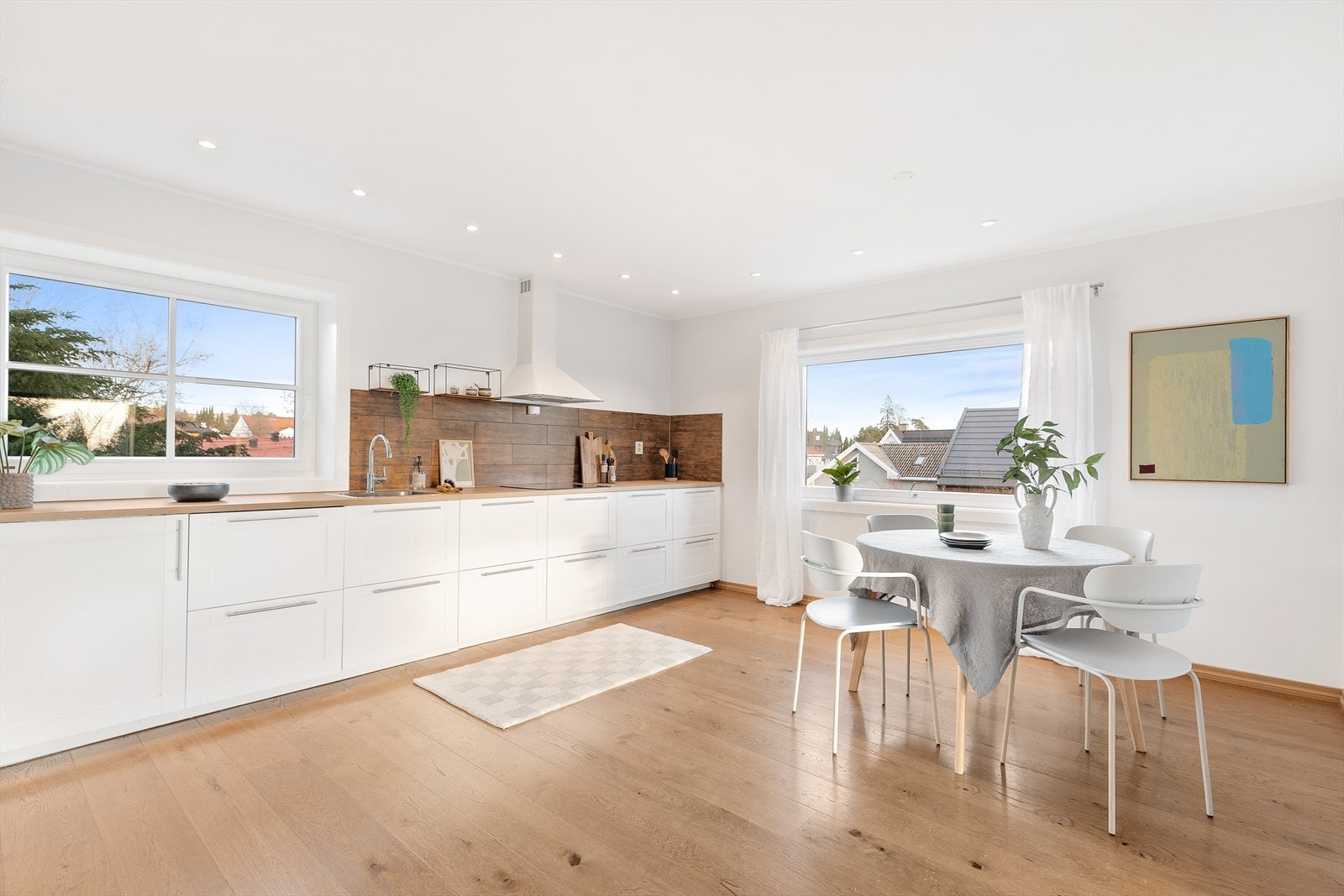 De store vindusflatene gir godt med naturlig lysinnslipp på kjøkkenet. Galleribilde