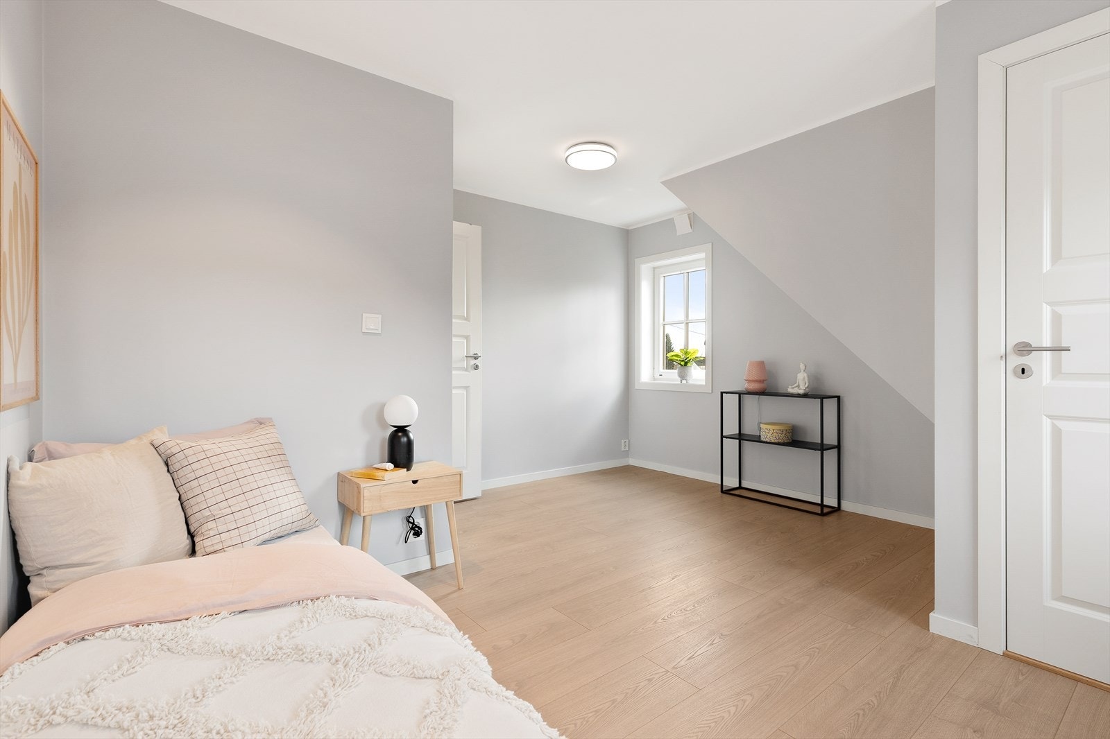 Inn døren til høyre kommer du til trappen opp til loftet. Galleribilde