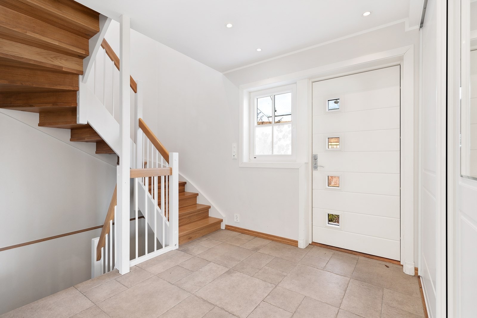 Lyst og romslig inngangsparti med god plass til oppbevaring. Galleribilde