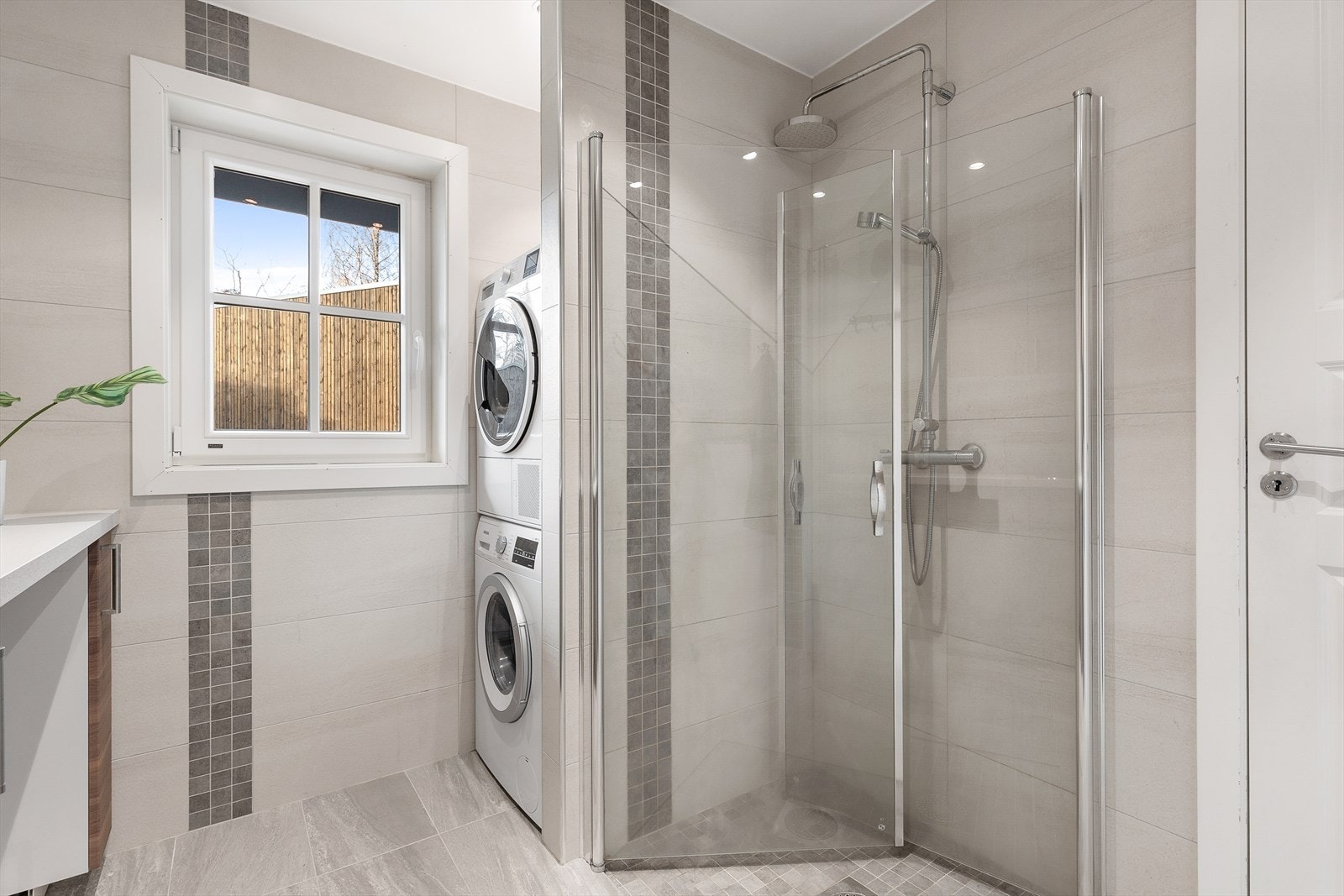 På badet har du både vaskemaskin og tørketrommel. Galleribilde