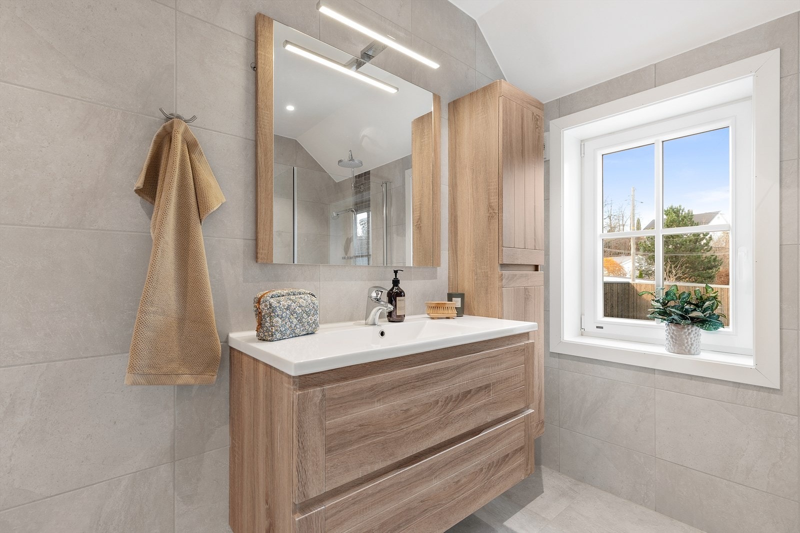 Lekkert bad i 2. etasje av god størrelse belagt med moderne fliser. Galleribilde