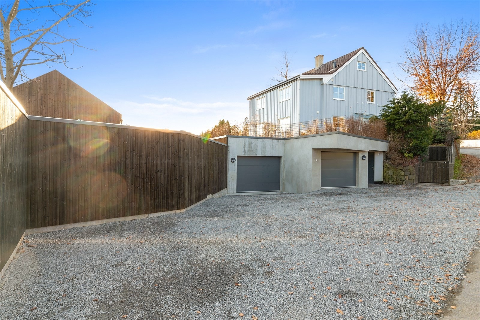 Du har plass til en bil i hver av de to garasjene. I tillegg har du god plass til parkering på egen gårdsplass. Galleribilde