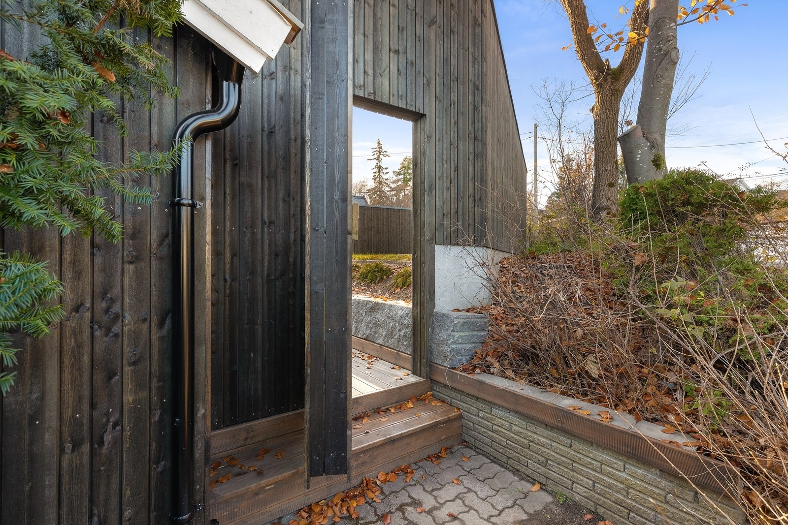 Fra terrassen kan du gå ut gjennom denne døra. Galleribilde