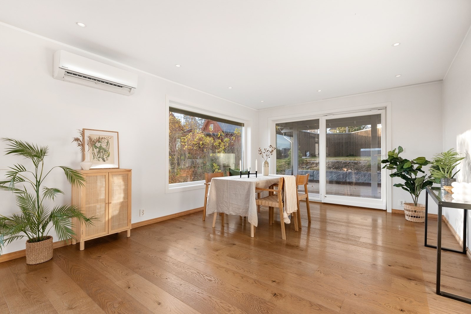 Fra spisestuen kommer du direkte ut på terrassen. Galleribilde