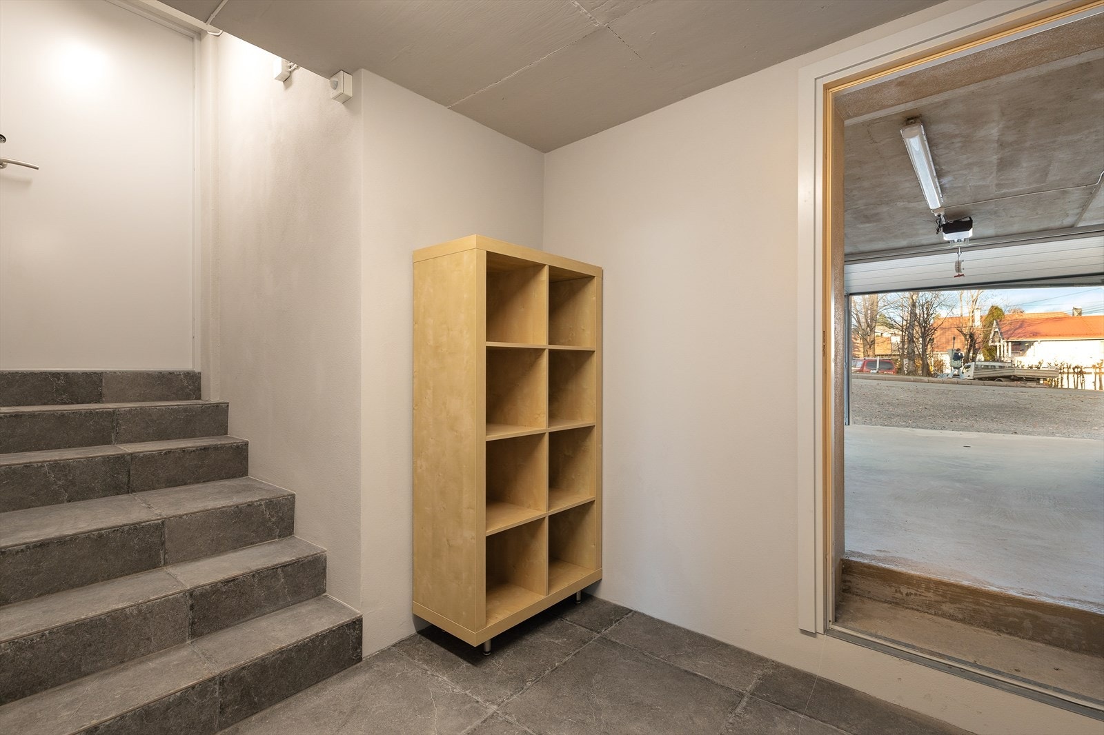 Fra gangen mellom garasjene, som tar deg videre inn i boligen. Galleribilde