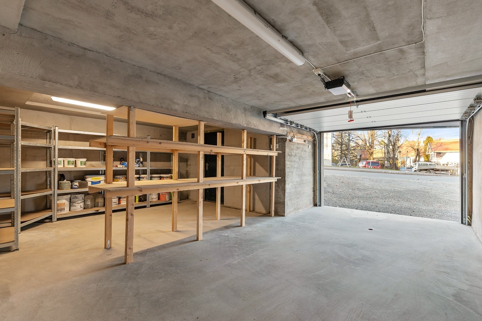 I den ene garasjen har du en bod for oppbevaring. Galleribilde