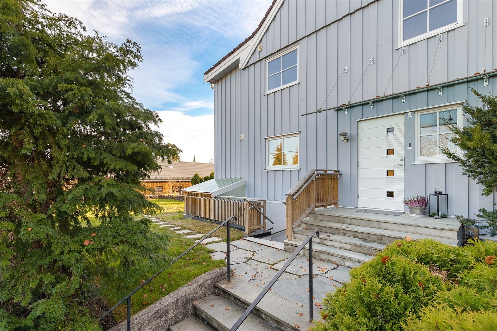 Boligens inngangsparti er pent opparbeidet . Galleribilde