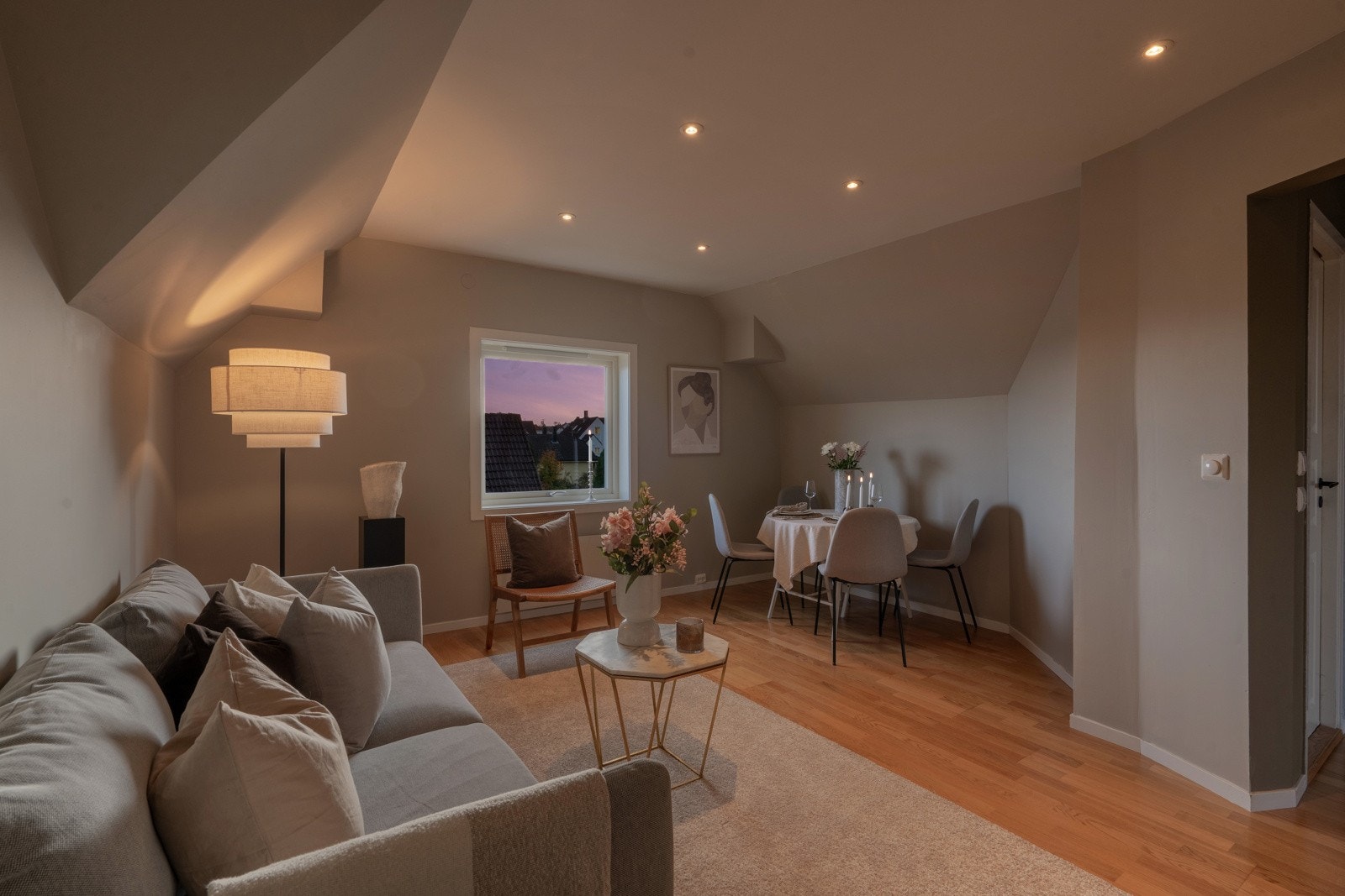 Stue med plass til sofa og spisebord Galleribilde