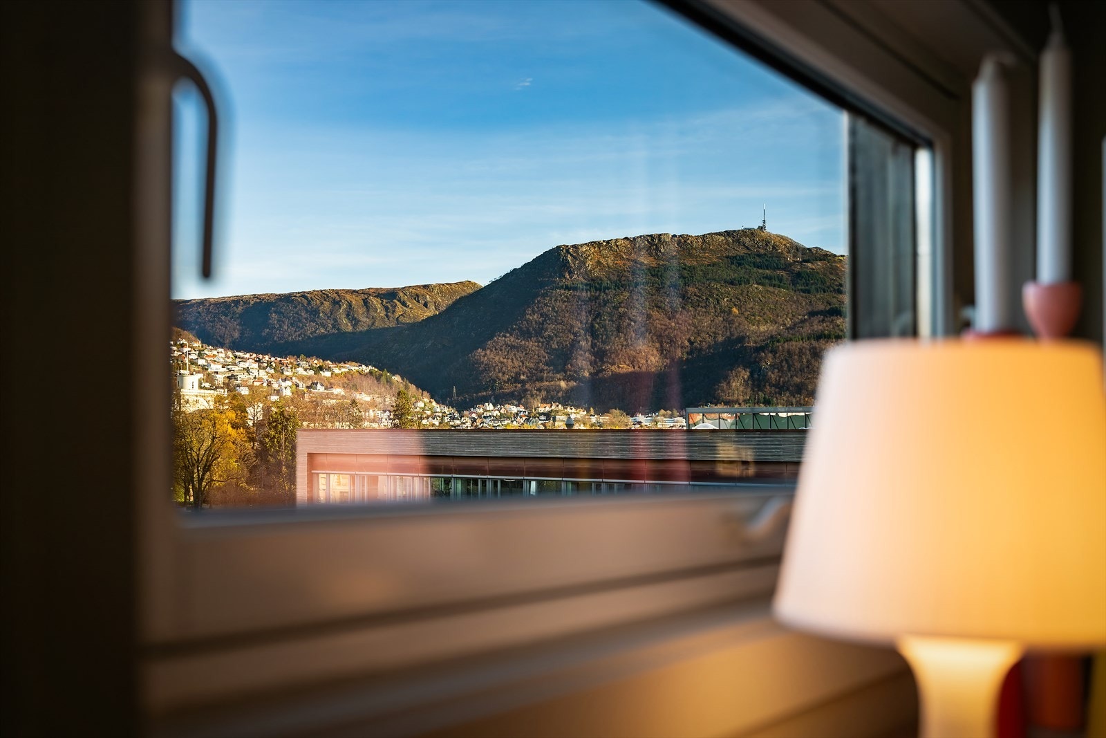 - Fra leiligheten har du fantastisk utsikt over Fløyen og Ulriken - Galleribilde