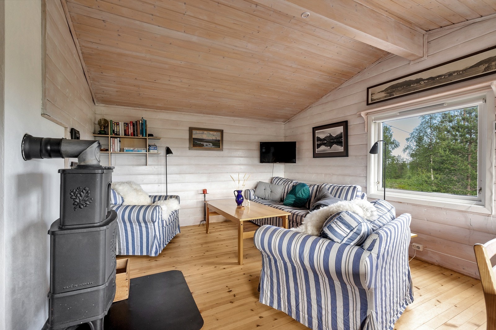 Trivelig lys stue med vedovn Galleribilde