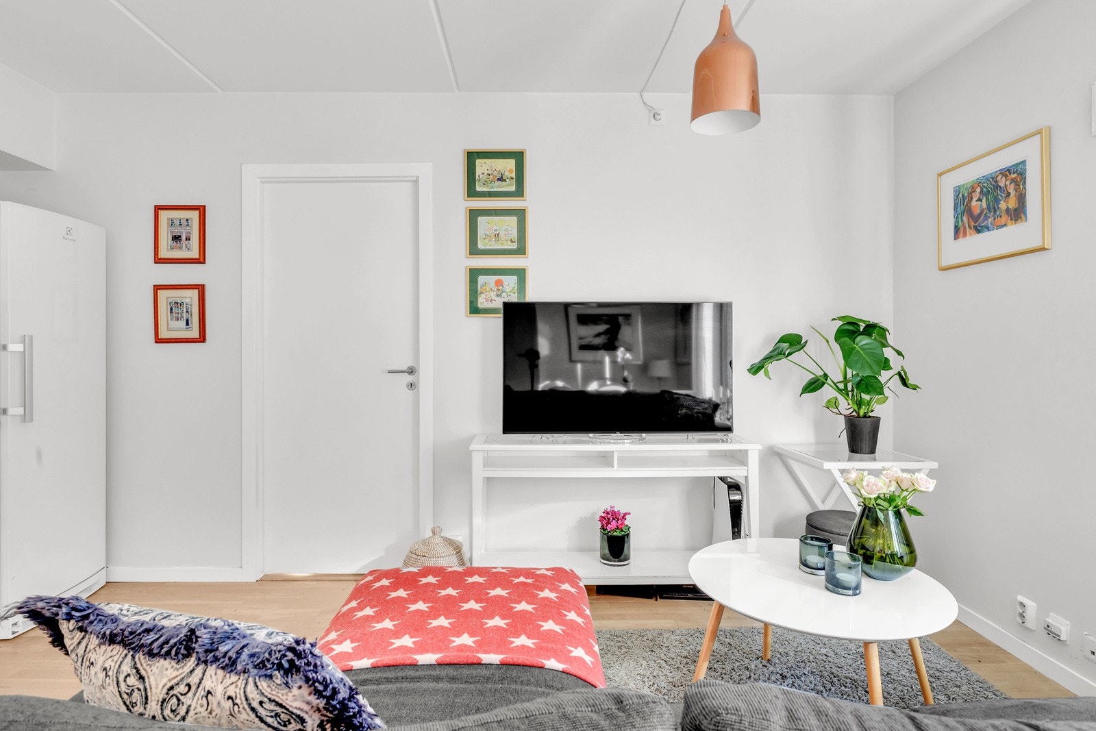 Stuen har en helhetlig og lys fremtoning, noe som gjør det lett å møblere etter smak og behag. Galleribilde