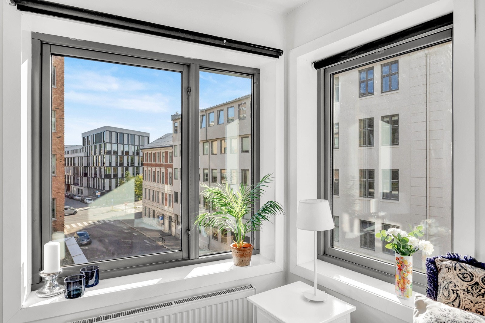 Soverom 2 ligger på hjørnet av leiligheten, dette gjør at det er to store vindusflater som slipper inn rikelig med naturlig lys. Galleribilde