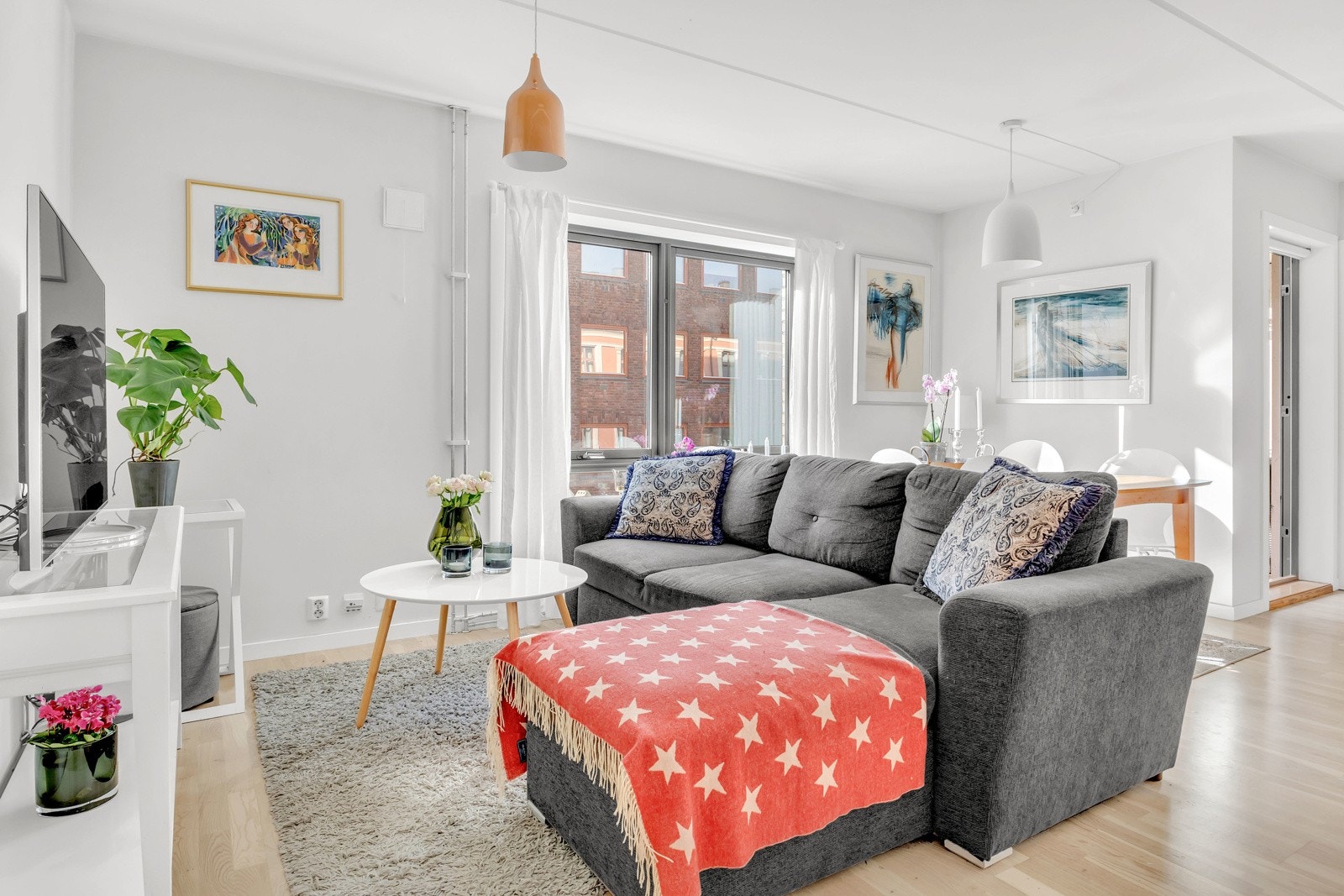 Stuen har generøse vindusflater som slipper inn rikelig med naturlig lys og gir stuen et luftig inntrykk, noe som gjør det lett å trives. Galleribilde